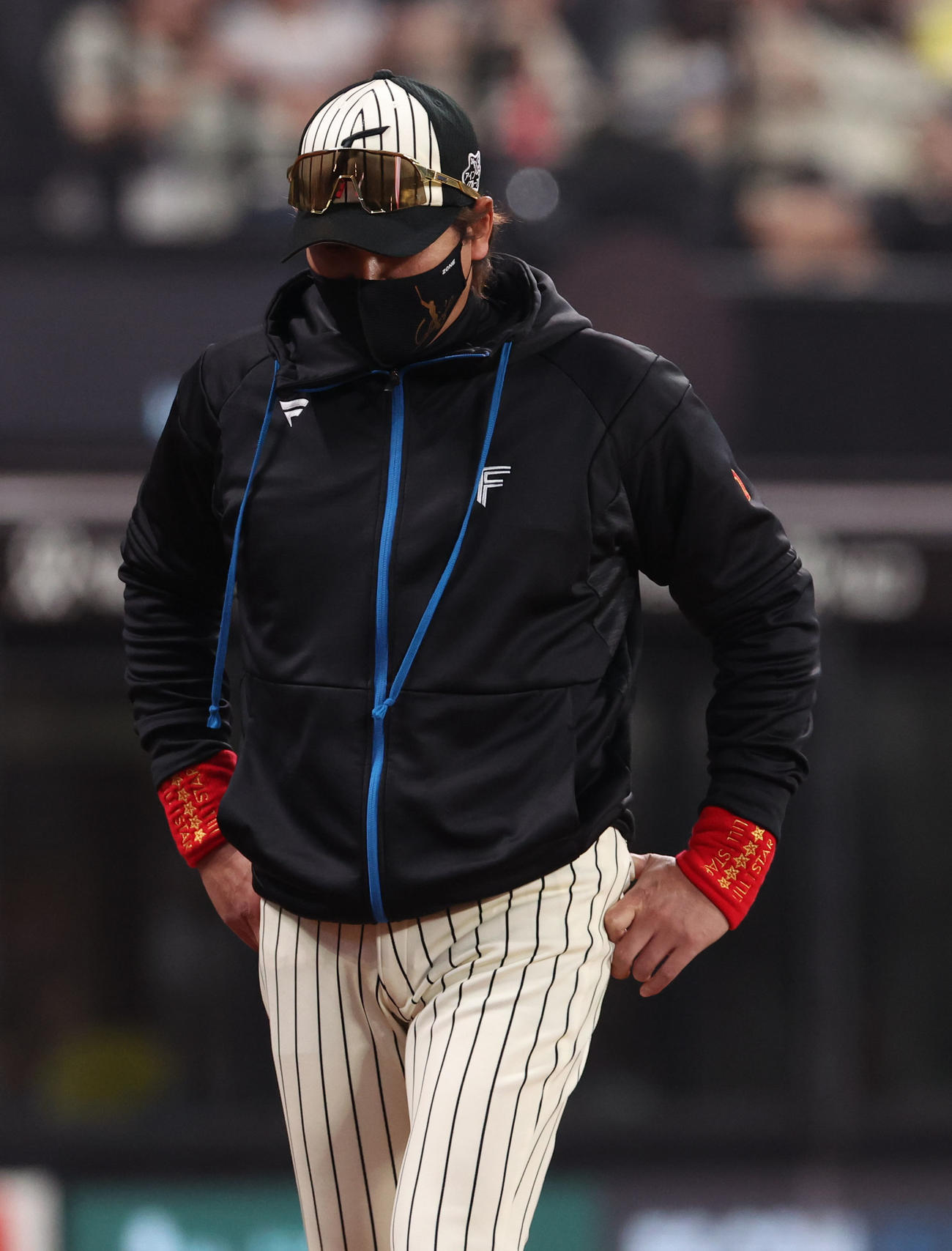 日本ハム対ソフトバンク　選手交代を告げる日本ハム新庄監督（撮影・佐藤翔太）