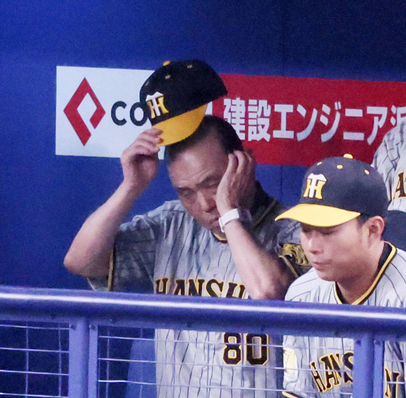 3回裏、ベンチで厳しい表情を見せる岡田監督（左）（撮影・加藤哉）