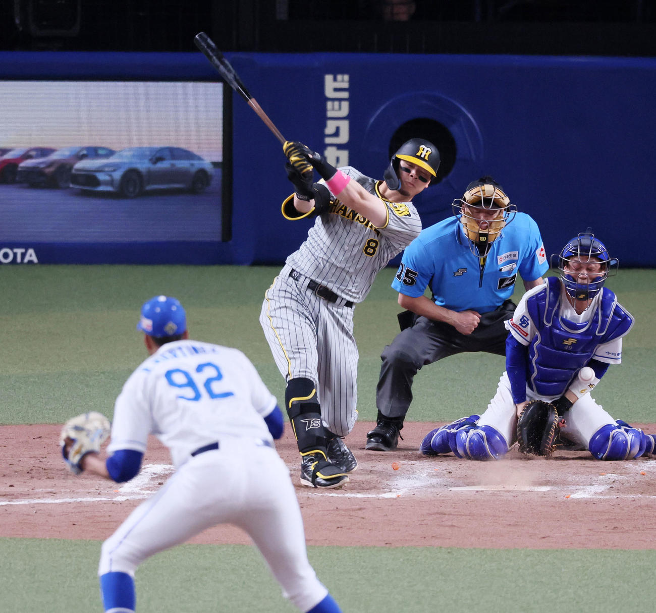 9回表阪神2死、佐藤輝は4つ目の三振に倒れ試合終了。投手マルティネス（撮影・加藤哉）