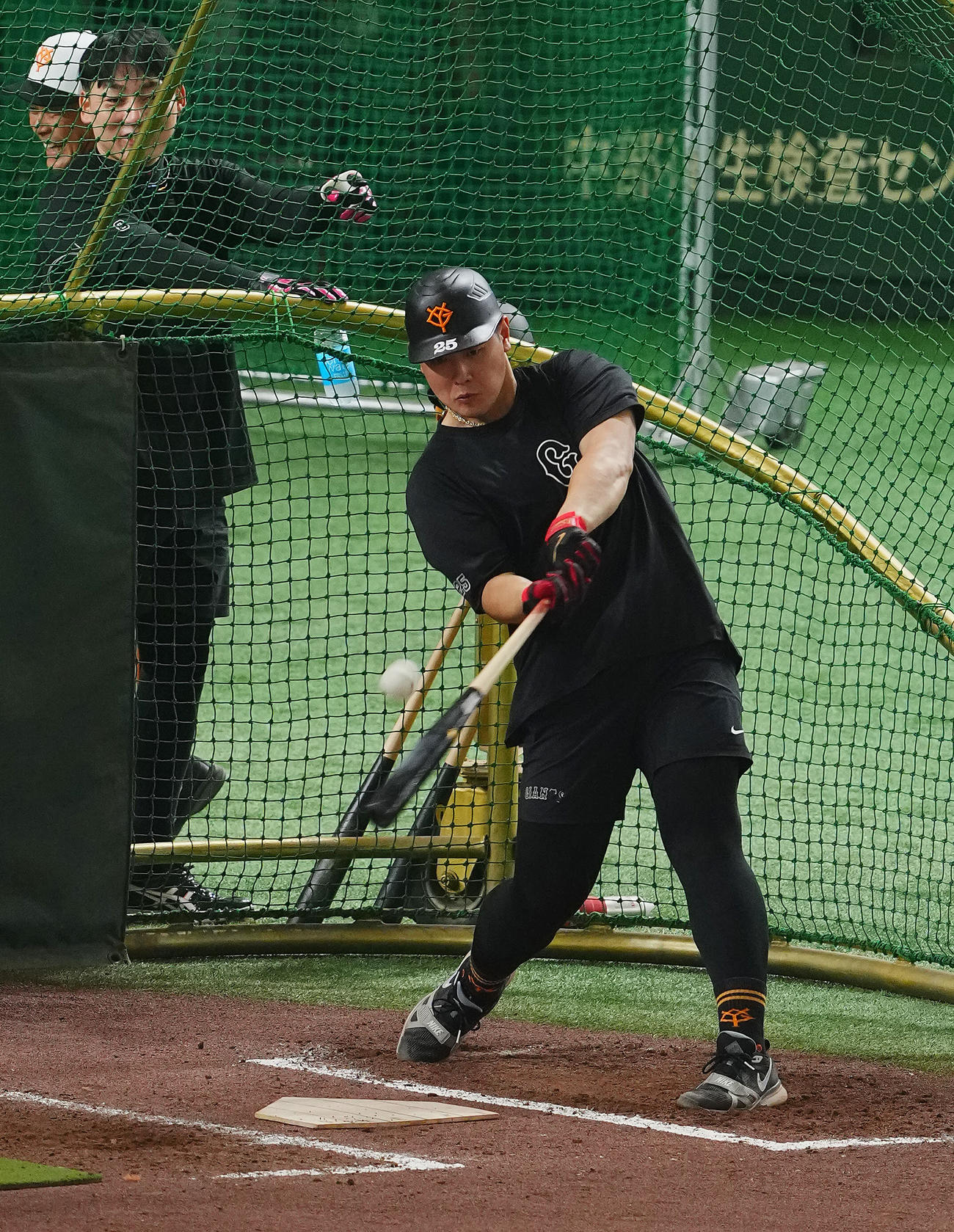 巨人対DeNA　試合前、フリー打撃で右翼柵越えを連発する巨人岡本和（撮影・垰建太）