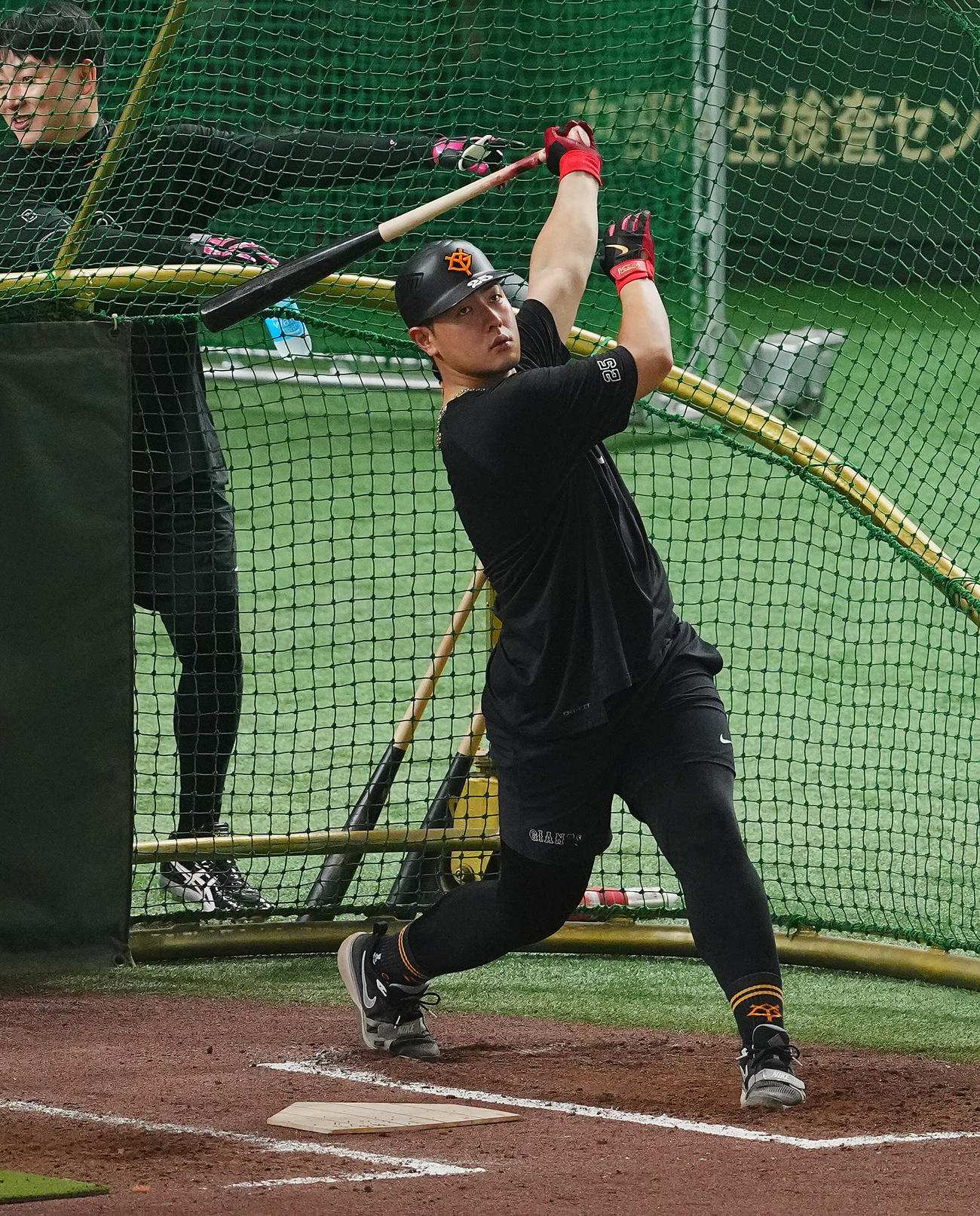 巨人対DeNA　試合前、フリー打撃で右翼柵越えを連発する巨人岡本和（撮影・垰建太）