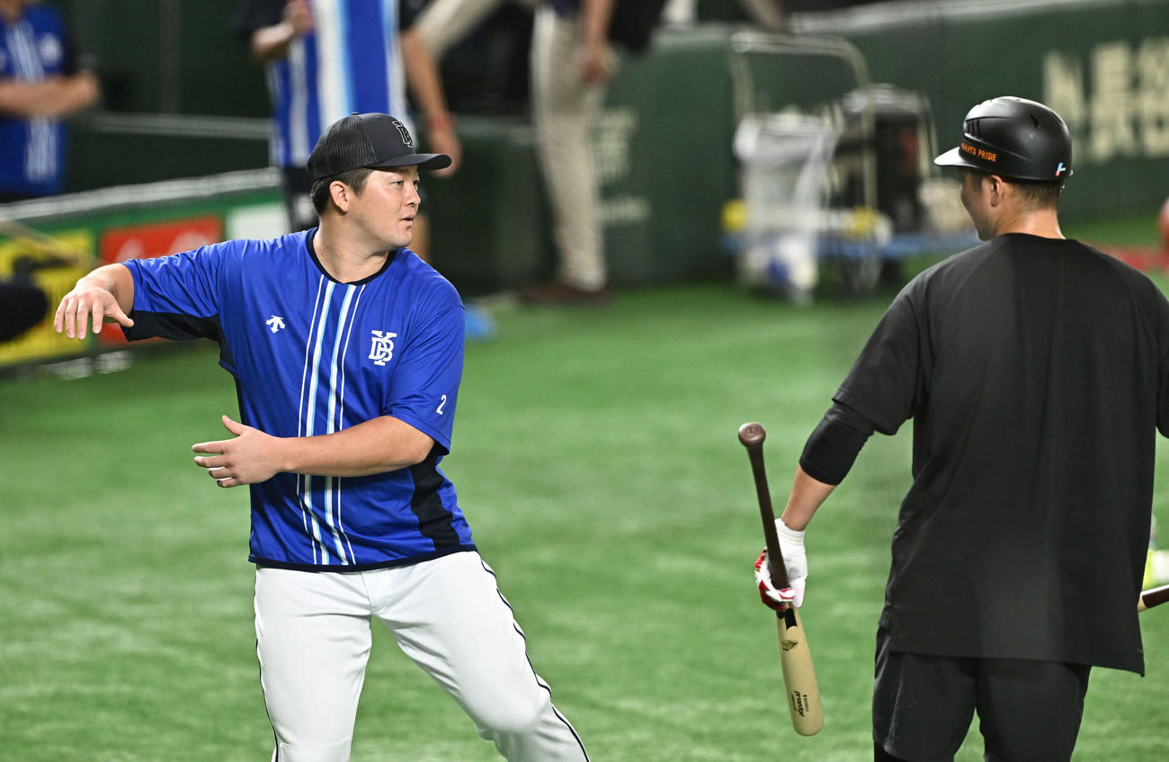 巨人対DeNA　試合前練習で話すDeNA牧（左）と巨人坂本（撮影・滝沢徹郎）