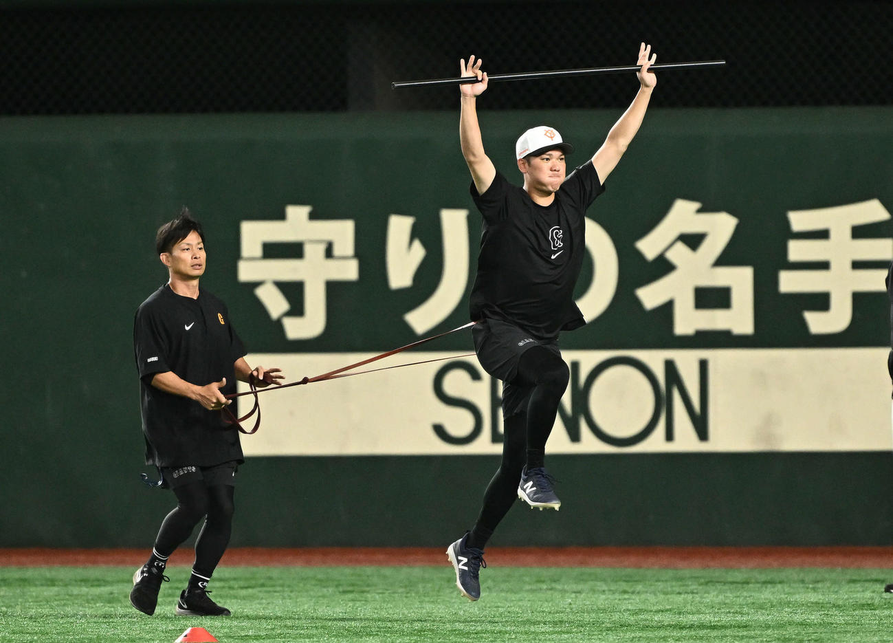 巨人対DeNA　試合前練習で体をほぐす巨人坂本（右）（撮影・滝沢徹郎）