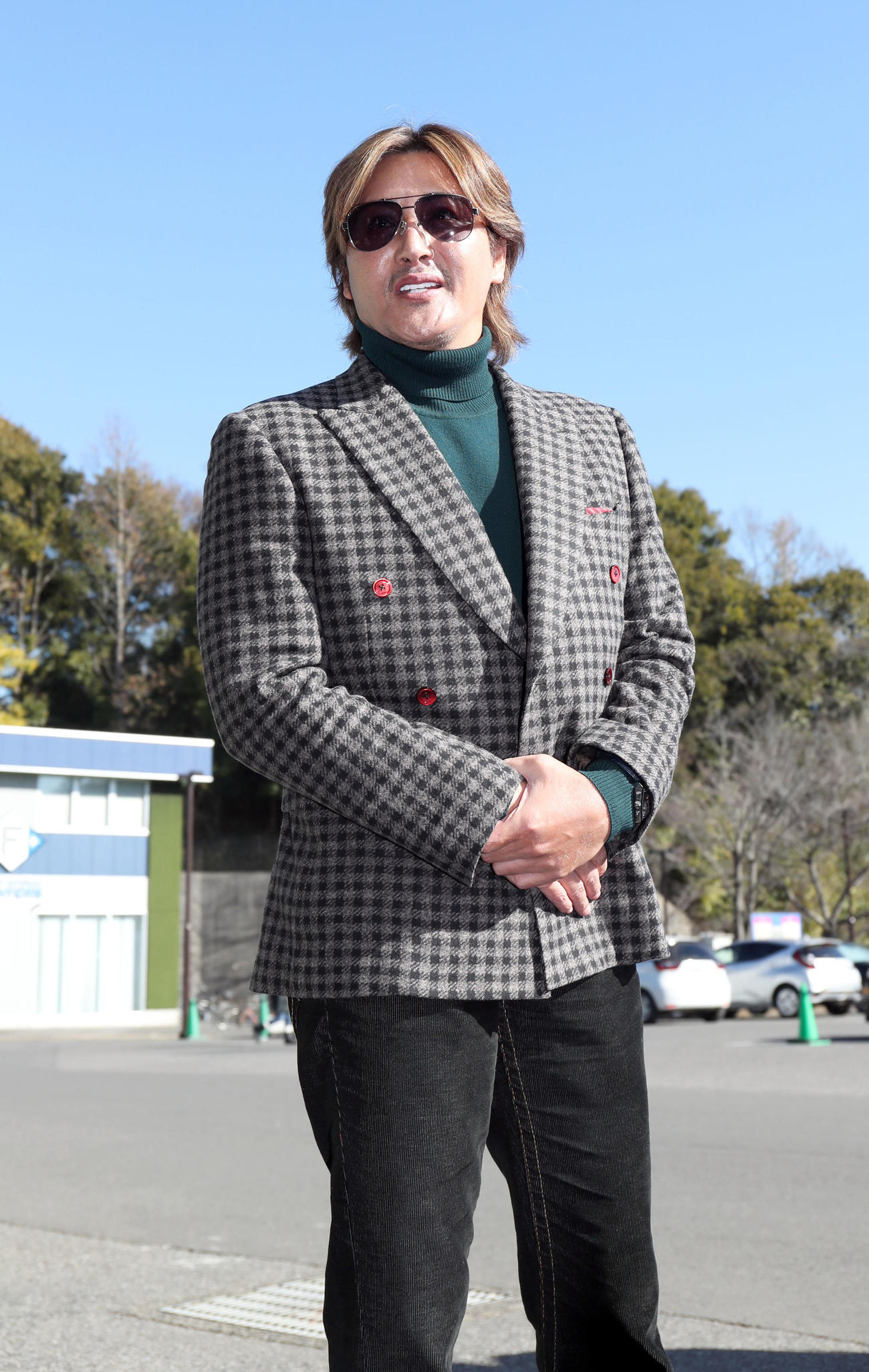 鎌ケ谷スタジアムに到着する日本ハム新庄監督（24年1月撮影）