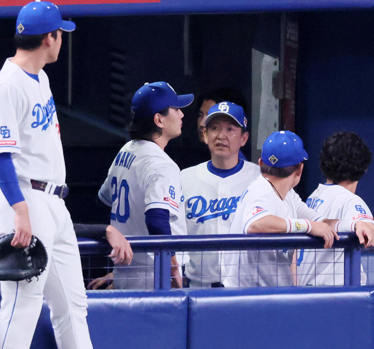 中日対阪神　2回面阪神無死、緊急降板する涌井（左）と声を掛ける立浪監督（撮影・加藤哉）