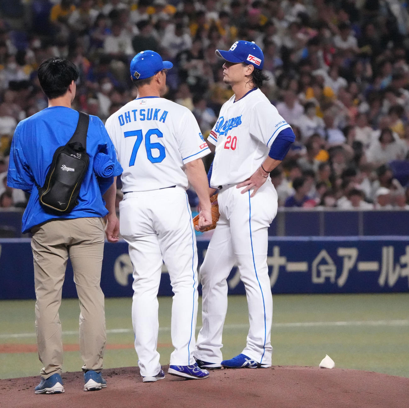中日対阪神　2回表開始前、マウンド上で異変を訴える涌井（右）（撮影・森本幸一）