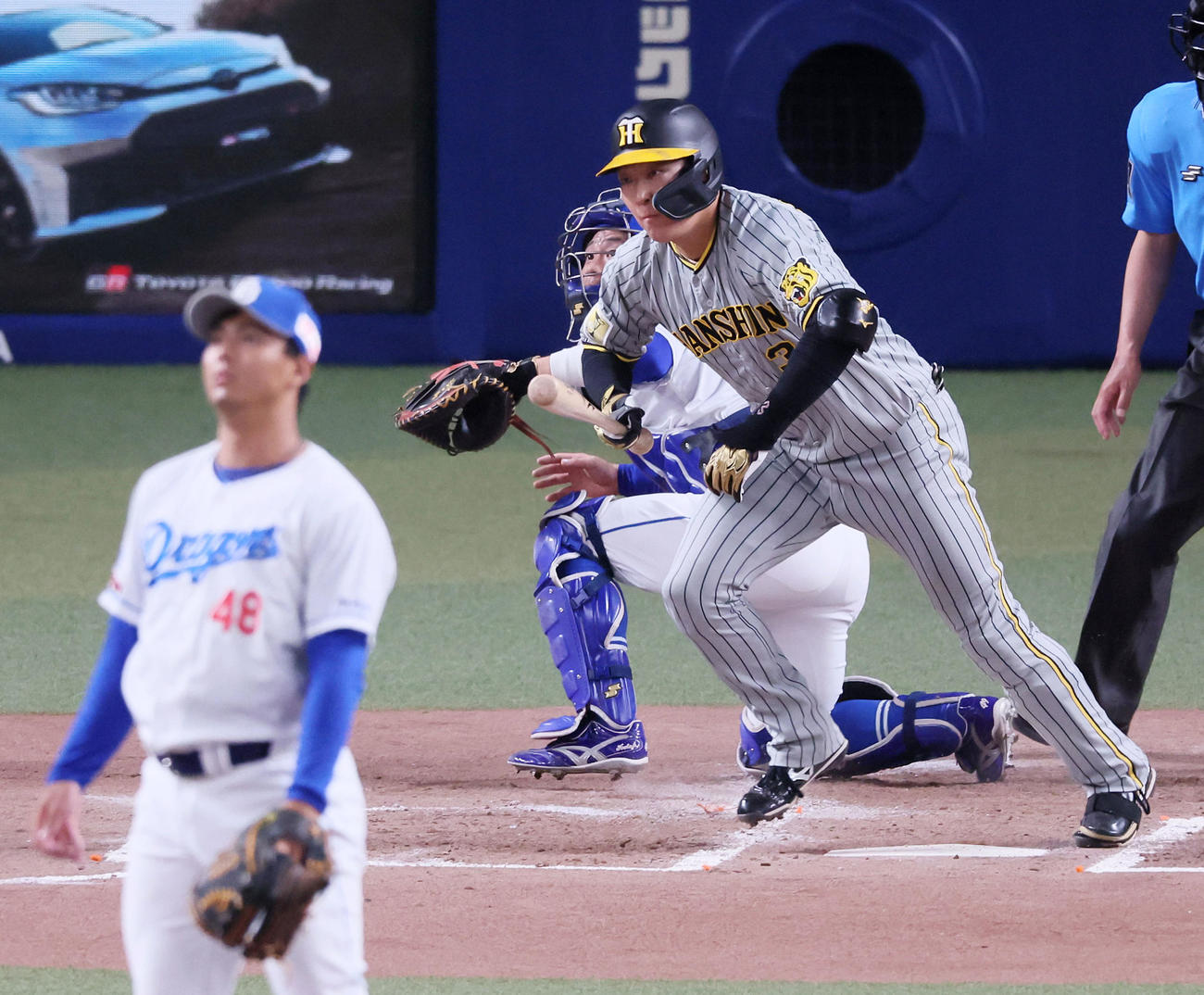 中日対阪神　2回表阪神無死二、三塁、大山は右適時2点二塁打を放つ（撮影・加藤哉）