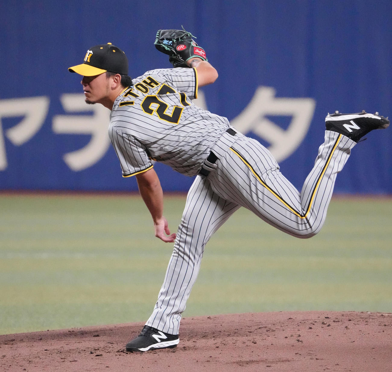 中日対阪神　1回裏、登板する阪神先発の伊藤将（撮影・森本幸一）