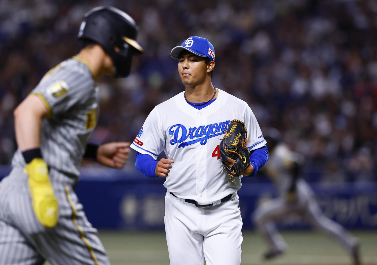 中日対阪神　2回表阪神無死二、三塁、大山悠輔に先制の2点適時二塁打を許した土生（撮影・藤尾明華）
