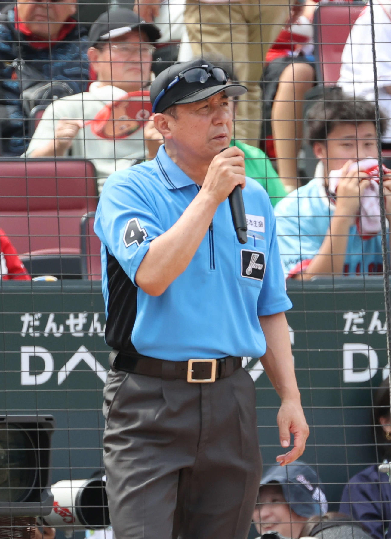 広島対ヤクルト　2回表ヤクルト1死一塁、中村悠平の中飛で、一走のオスナが二塁へ。オスナの離塁が早いとのリクエストは「映像がない」という理由で結局変わらず（撮影・加藤孝規）