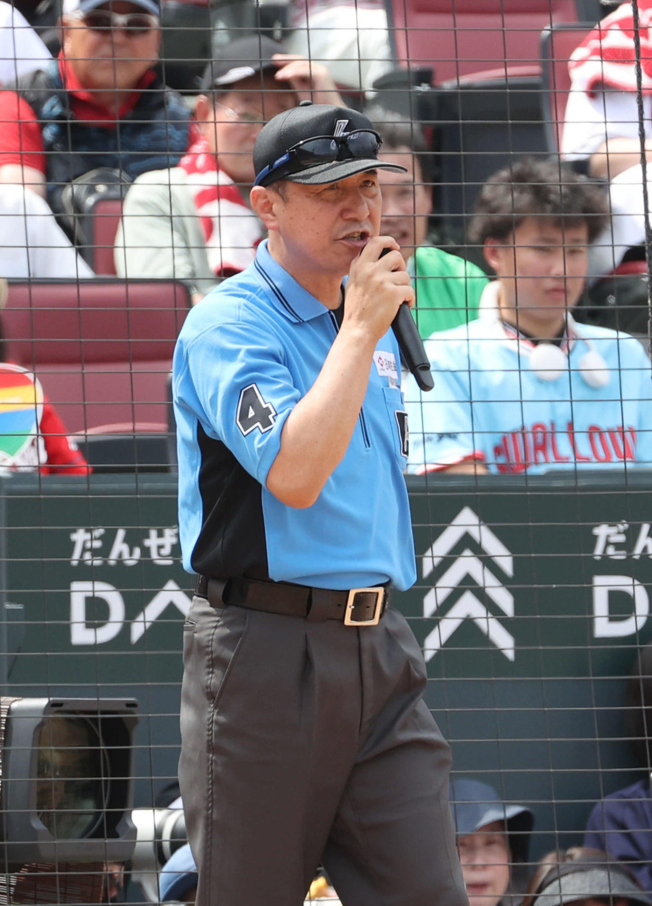 広島対ヤクルト　2回表ヤクルト1死一塁、中村悠平の中飛で、一走のオスナが二塁へ。オスナの離塁が早いと、新井監督がリクエストも判定は変わらず（撮影・加藤孝規）