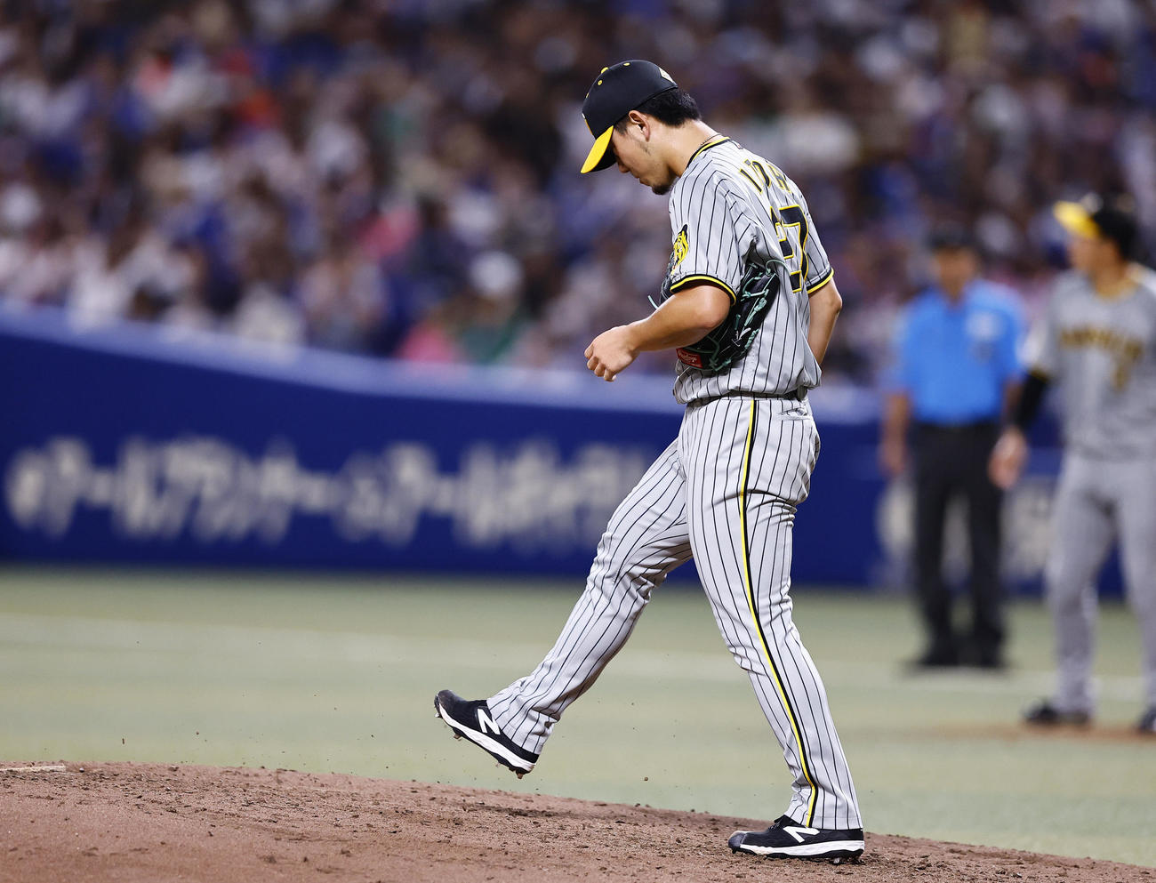中日対阪神　3回裏中日1死二塁、カリステに右前適時打を許し、マウンドの土を蹴る伊藤将（撮影・藤尾明華）