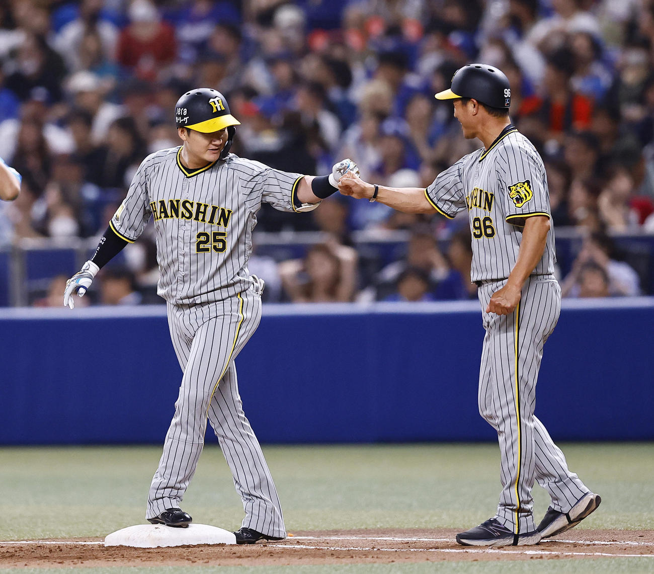 中日対阪神　4回表阪神2死満塁、渡辺諒は右前に適時打を放ちグータッチを交わす（撮影・藤尾明華）