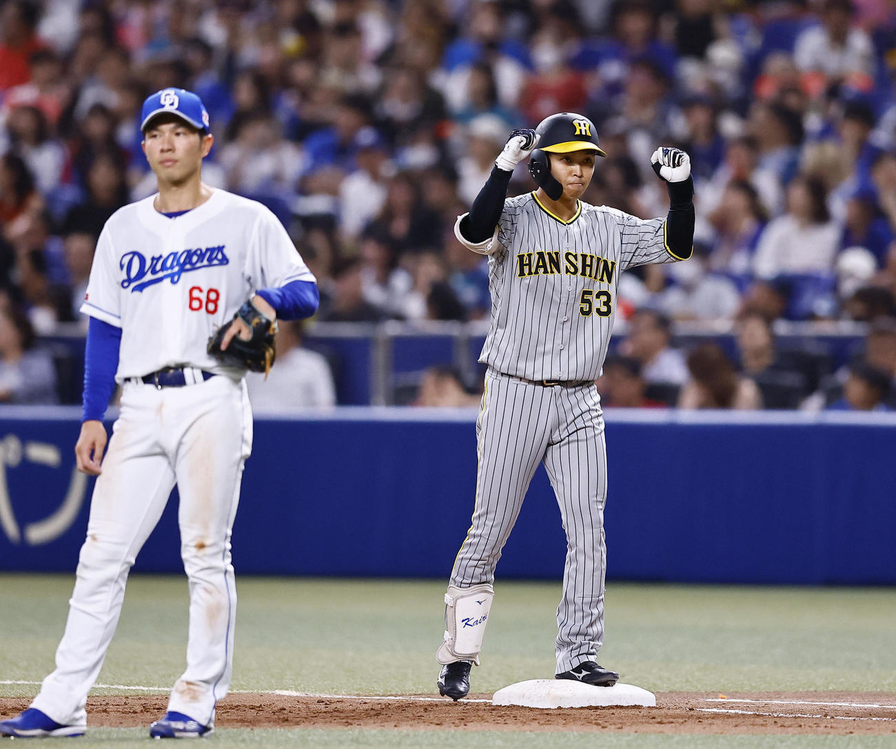 中日対阪神　4回表阪神2死満塁、島田は左前に同点適時打を放ち（撮影・藤尾明華）