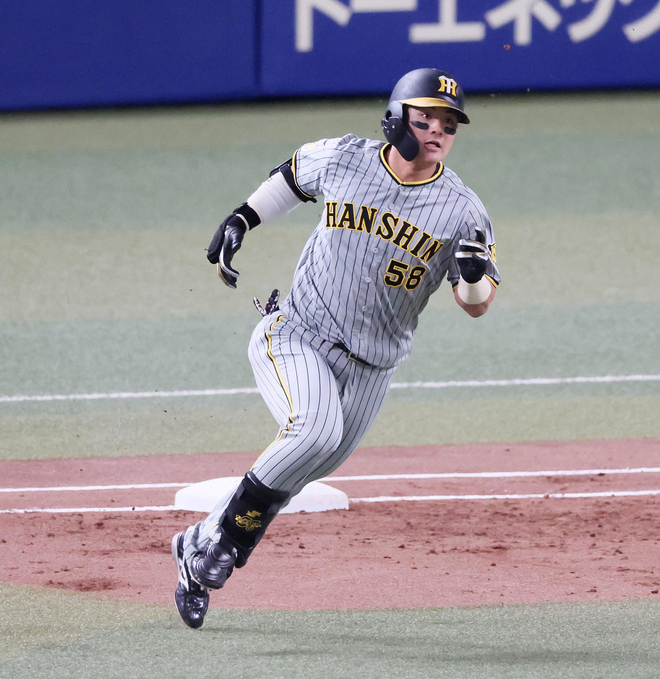 中日対阪神　2回表阪神無死一塁、前川は中失で出塁。投手土生（撮影・加藤哉）