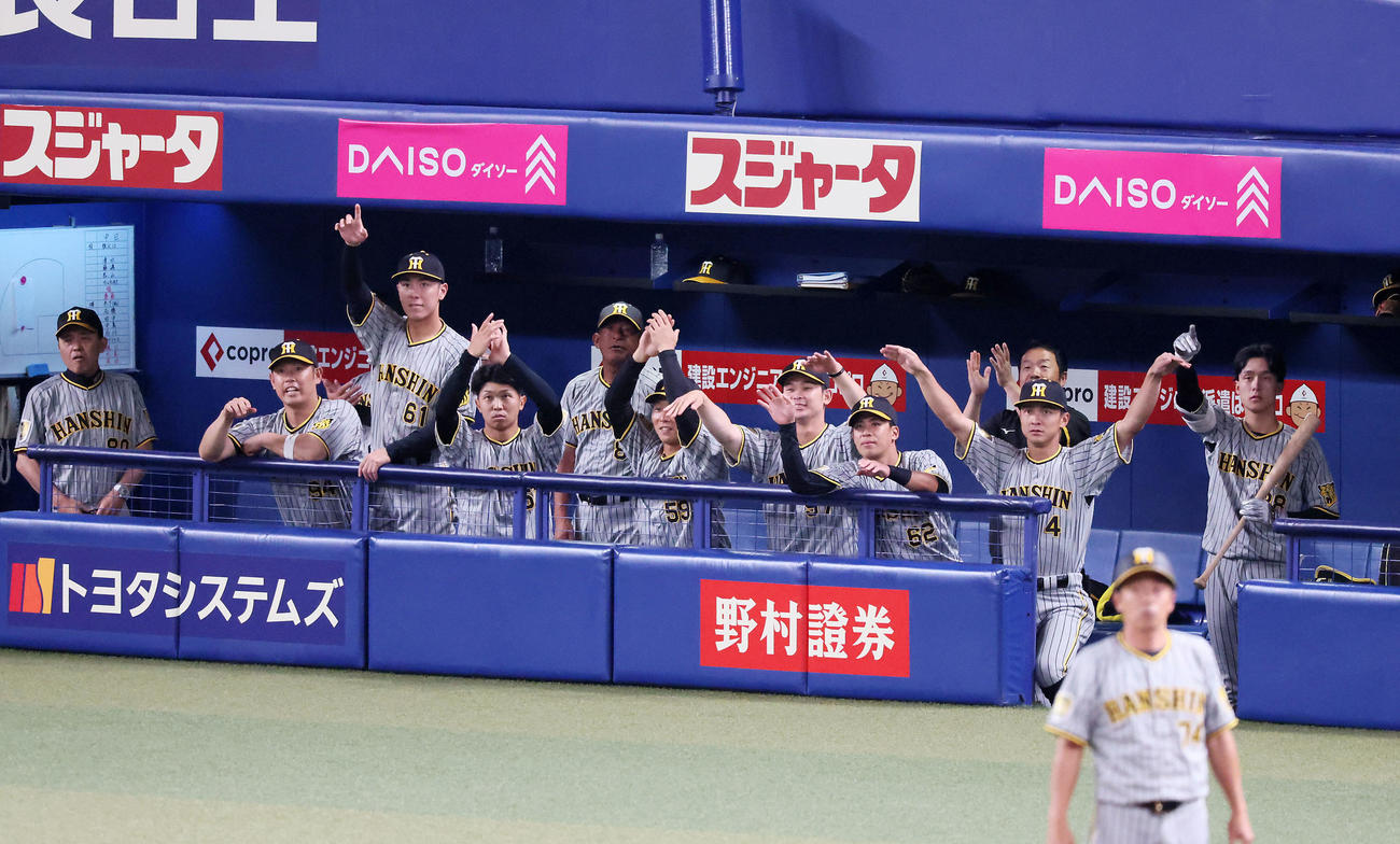 中日対阪神　2回表阪神無死一塁、前川の中失で笑顔を見せるベンチのナイン（撮影・加藤哉）