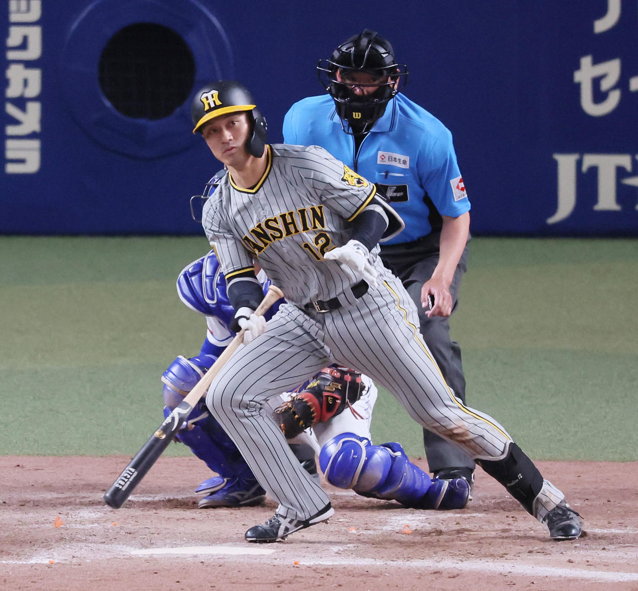 中日対阪神　5回表阪神2死一、二塁、坂本は中適時打を放ち勝ち越しに成功（撮影・加藤哉）