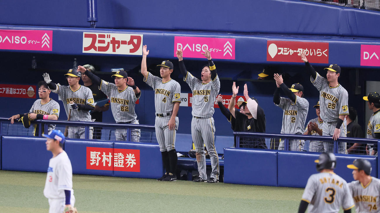 中日対阪神　5回表阪神2死一、二塁、坂本の中適時打で勝ち越しに成功しベンチで笑顔を見せるナイン（撮影・加藤哉）