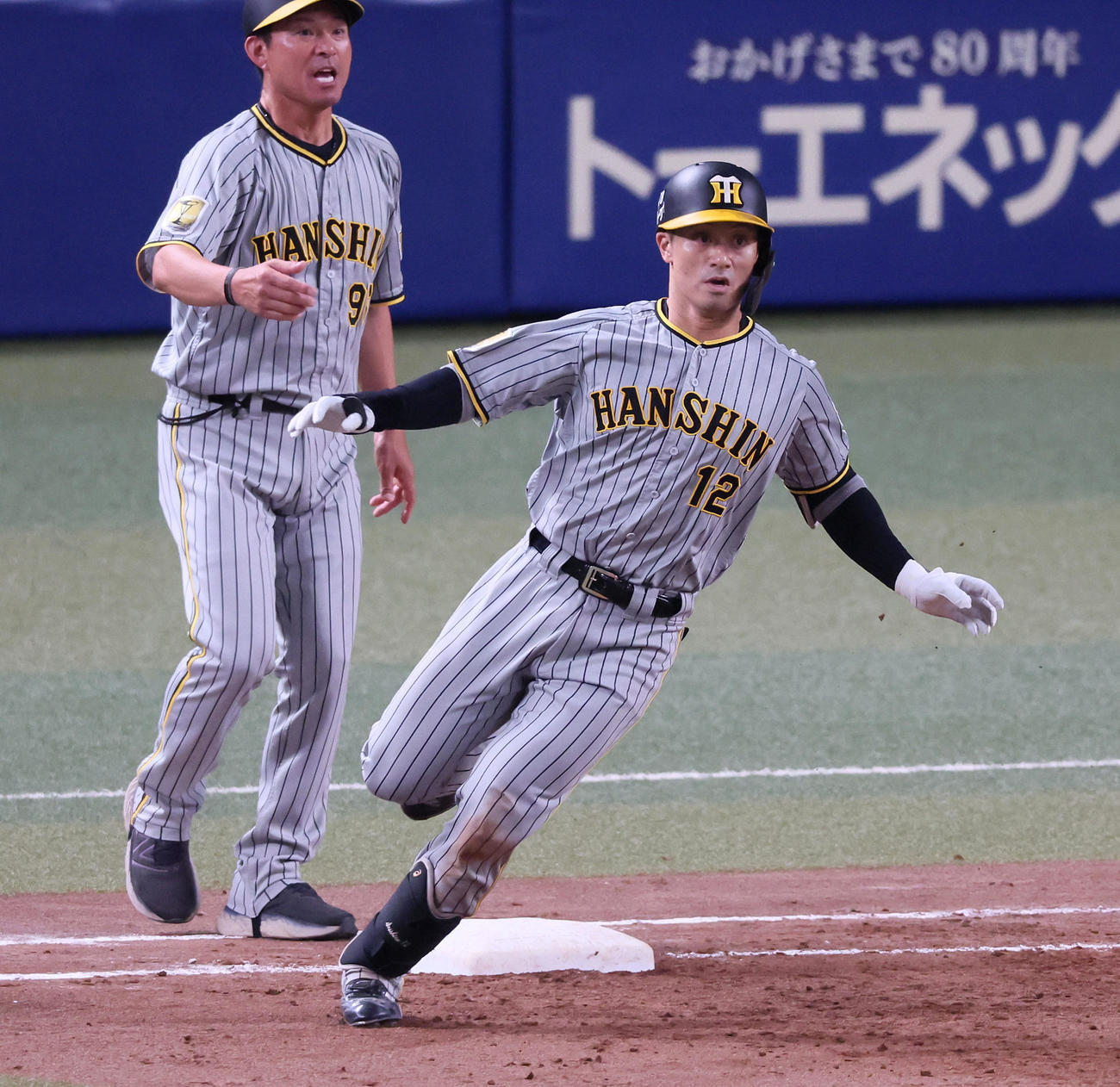 中日対阪神　5回表阪神2死一、二塁、坂本は中適時打を放ち勝ち越しに成功（撮影・加藤哉）