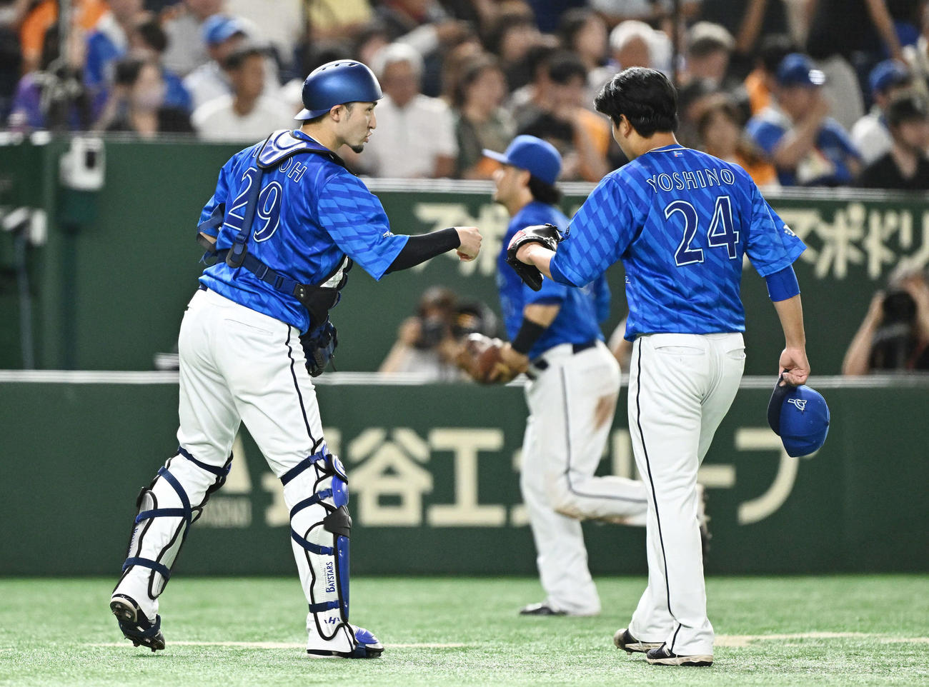 巨人対DeNA 5回裏を投げ終えたDeNA先発の吉野（右）は伊藤とタッチをかわす（撮影・滝沢徹郎）