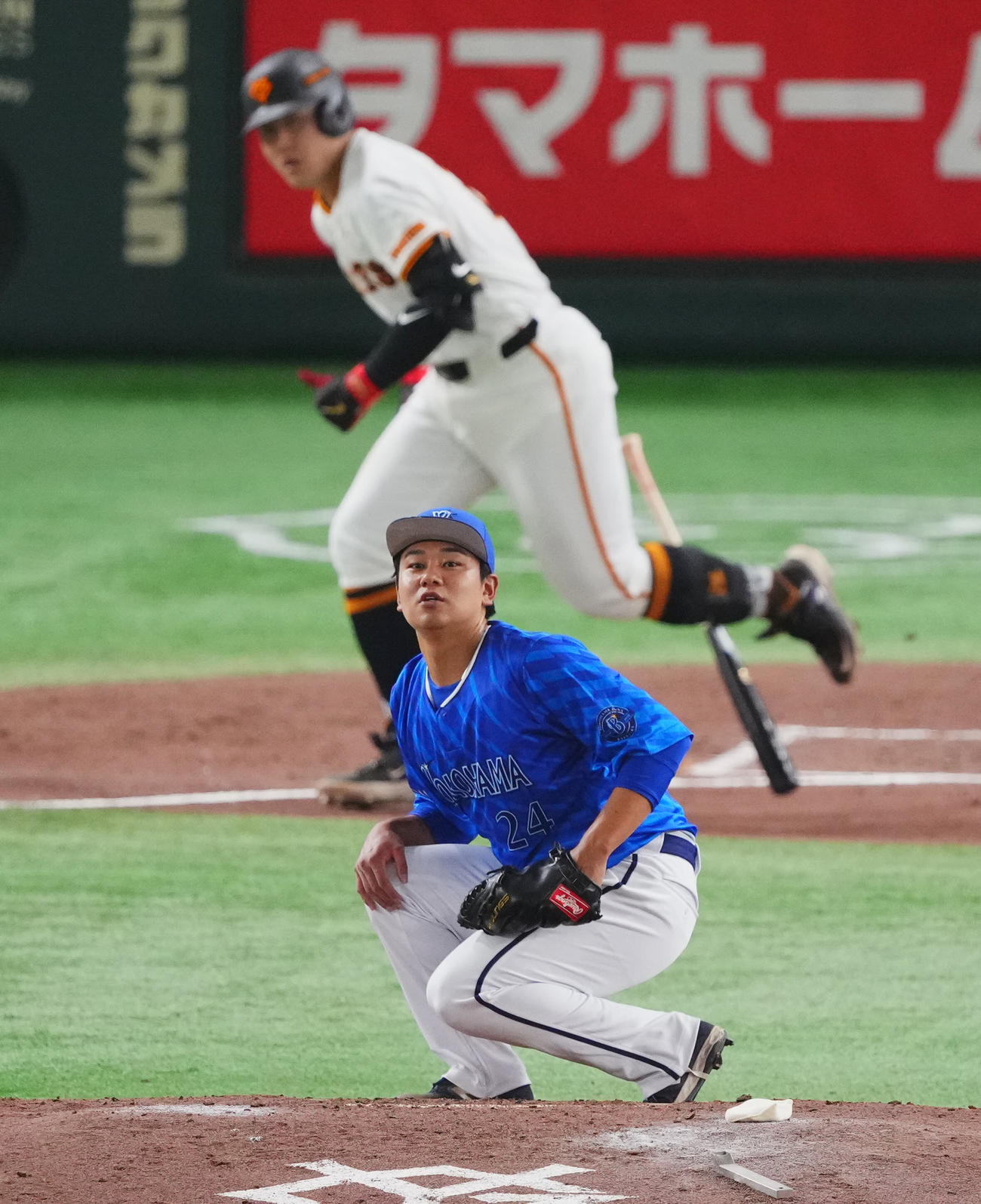 巨人対DeNA 3回裏巨人1死、岡本和（後方）に中前打を許ししゃがみ込む吉野（撮影・垰建太）