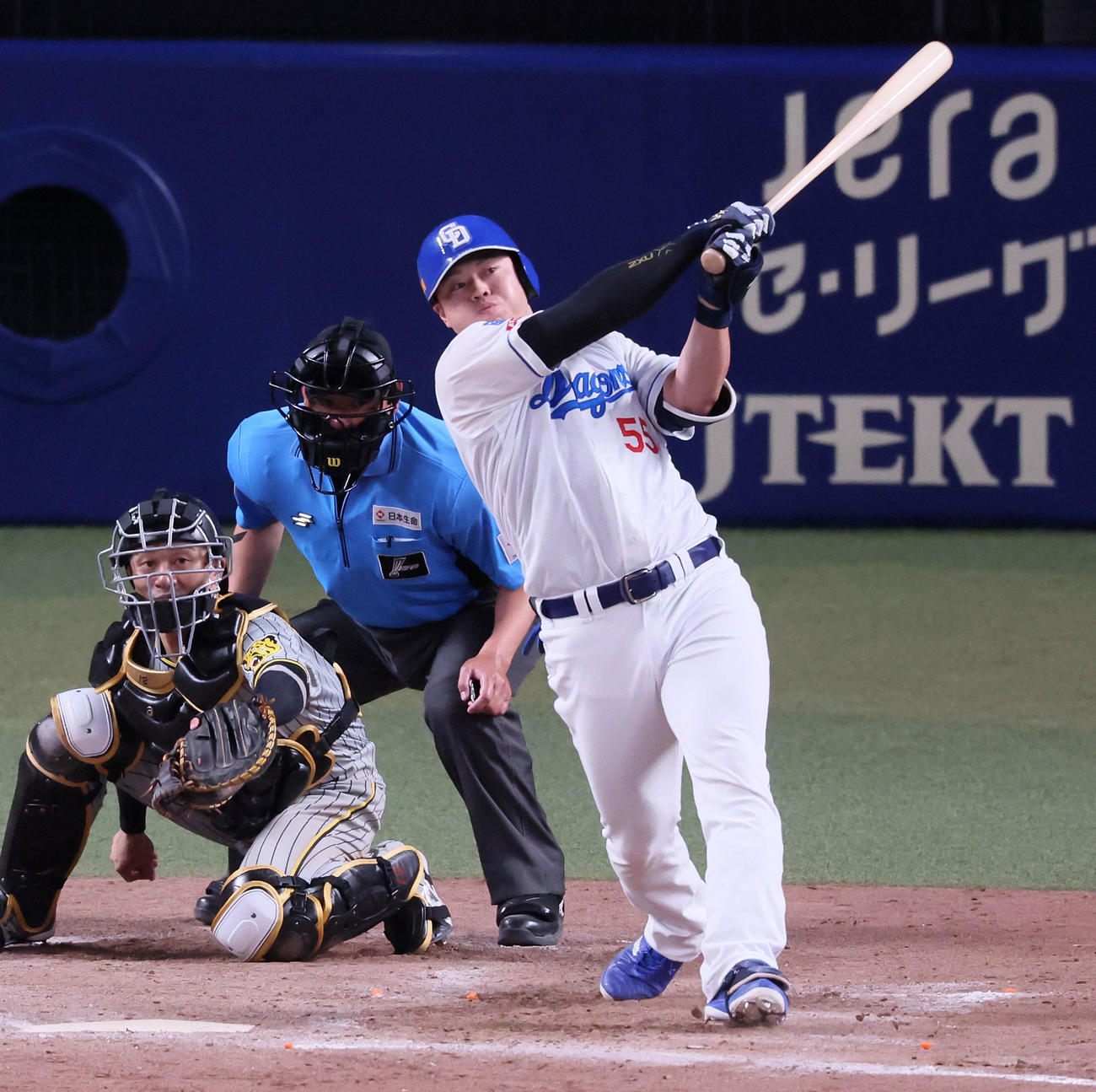 中日対阪神　5回裏中日1死一、二塁、細川は左適時二塁打を放ち勝ち越しに成功（撮影・加藤哉）