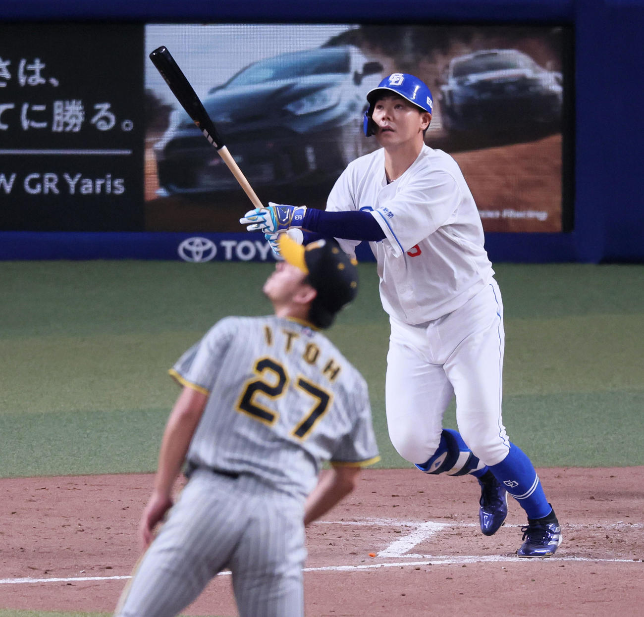中日対阪神　2回裏中日無死二、三塁、高橋周は右越え3点本塁打を放つ。投手伊藤将（撮影・加藤哉）
