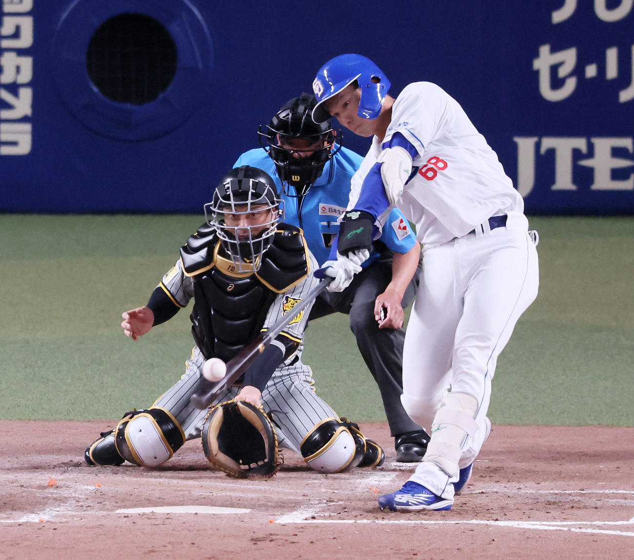 中日対阪神　3回裏中日1死二塁、福永は左適時打を放つ（撮影・加藤哉）