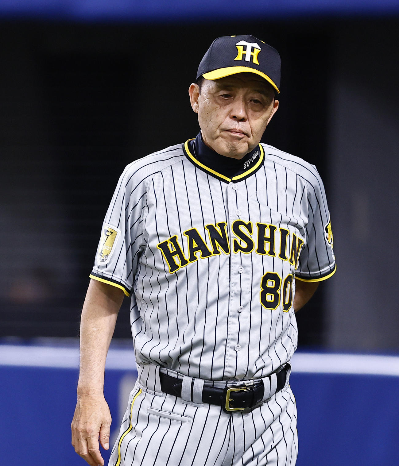 中日対阪神　7回、交代を告げベンチに戻る阪神岡田監督（撮影・藤尾明華）