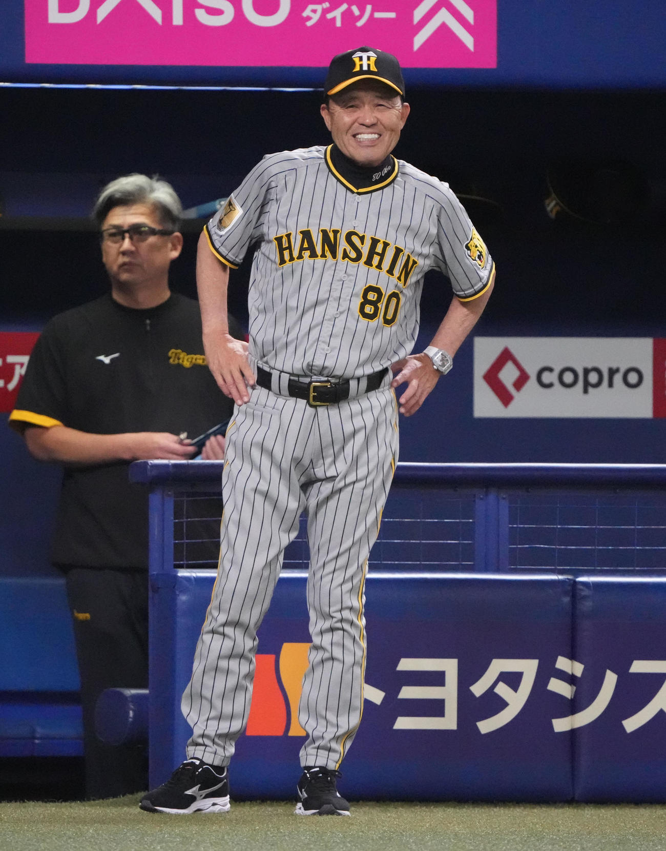 中日対阪神　5回表阪神2死三塁、選手交代を告げる岡田監督（右）（撮影・森本幸一）