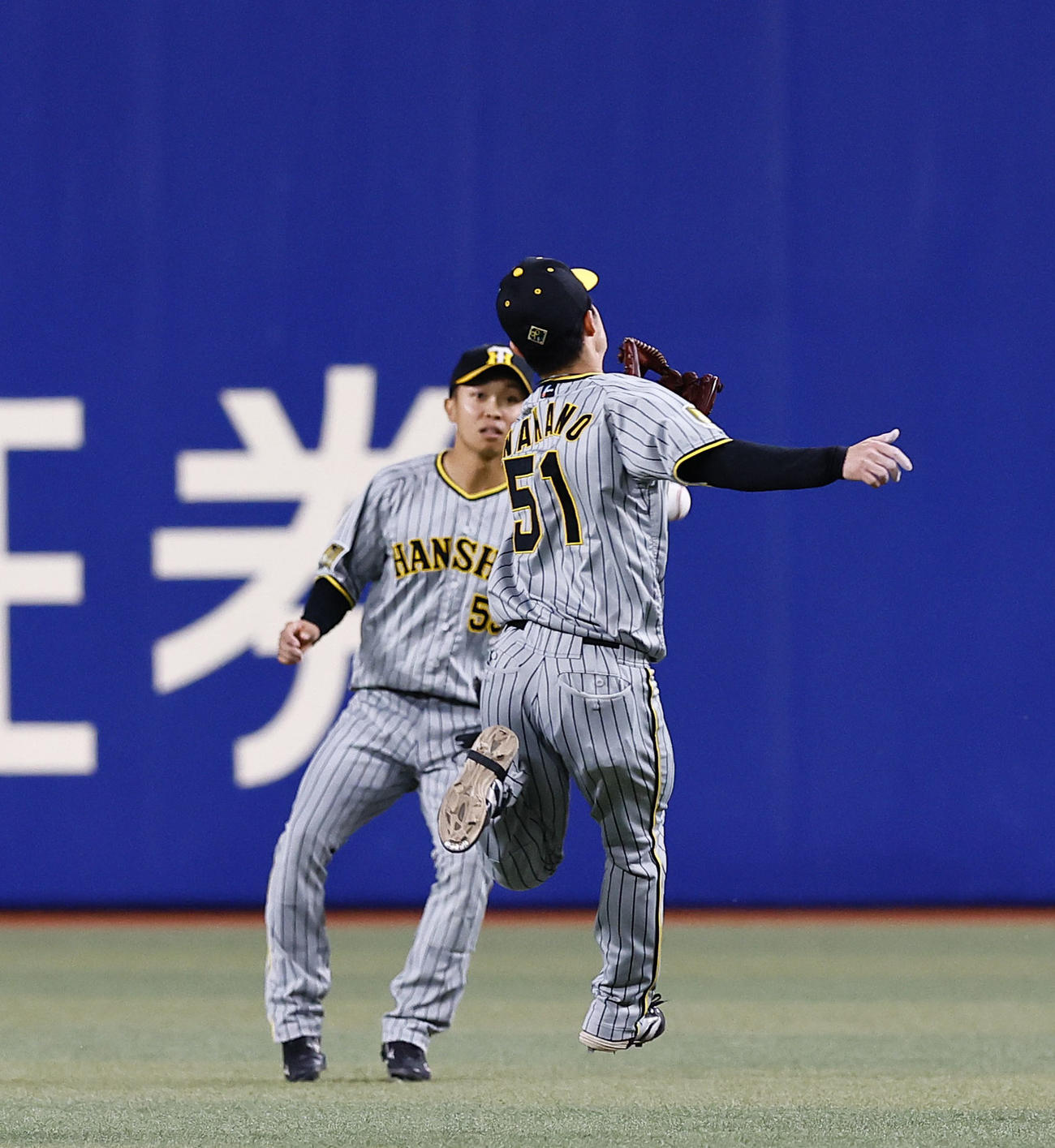 中日対阪神　5回裏中日無死一、三塁、福永の右前適時打の打球に二塁手中野がグラブを伸ばすも届かず（撮影・藤尾明華）