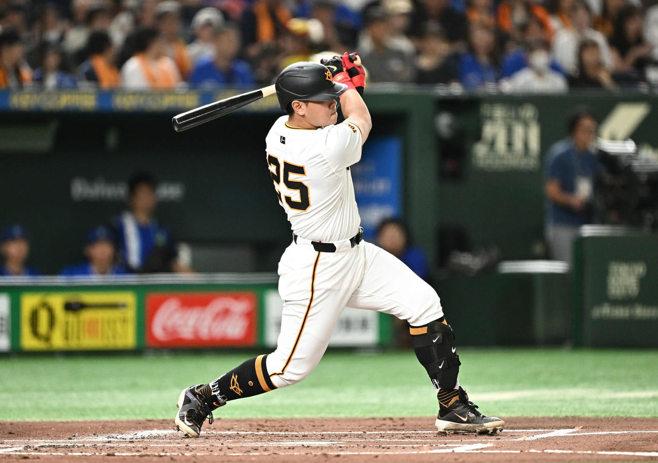 巨人対DeNA 1回裏巨人1死一、二塁、岡本和は先制中前適時打を放つ（撮影・滝沢徹郎）