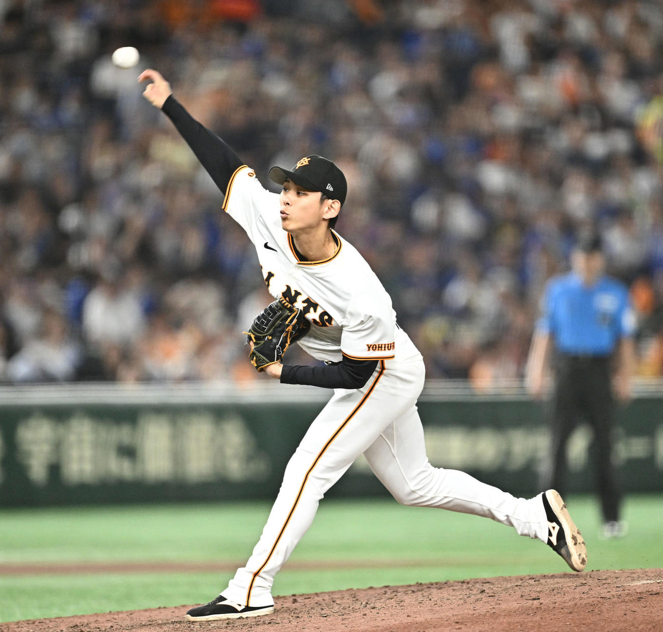 巨人対DeNA 8回表、巨人2番手で登板する泉（撮影・滝沢徹郎）
