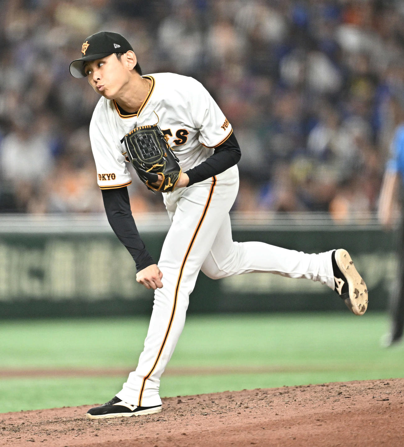 巨人対DeNA 8回表、巨人2番手で登板する泉（撮影・滝沢徹郎）
