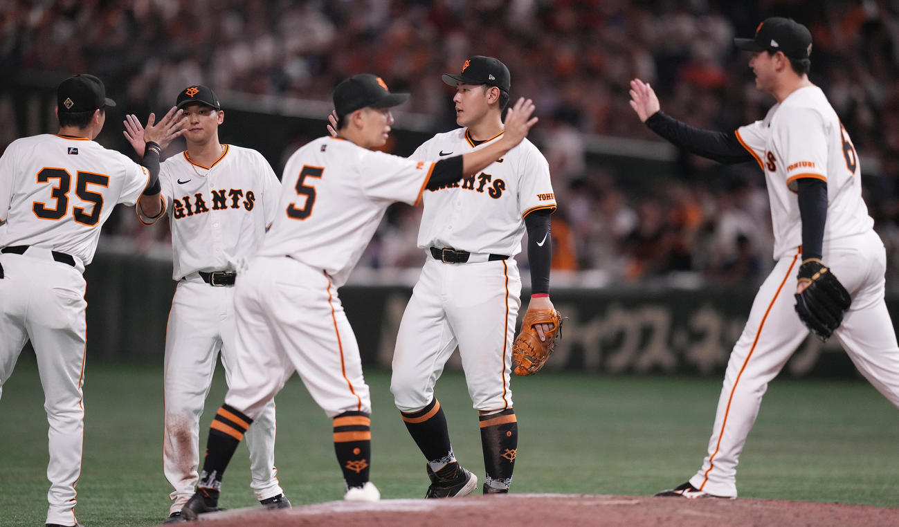 巨人対DeNA DeNAに勝利しタッチを交わす岡本和（中央）ら巨人ナイン（撮影・鈴木みどり）