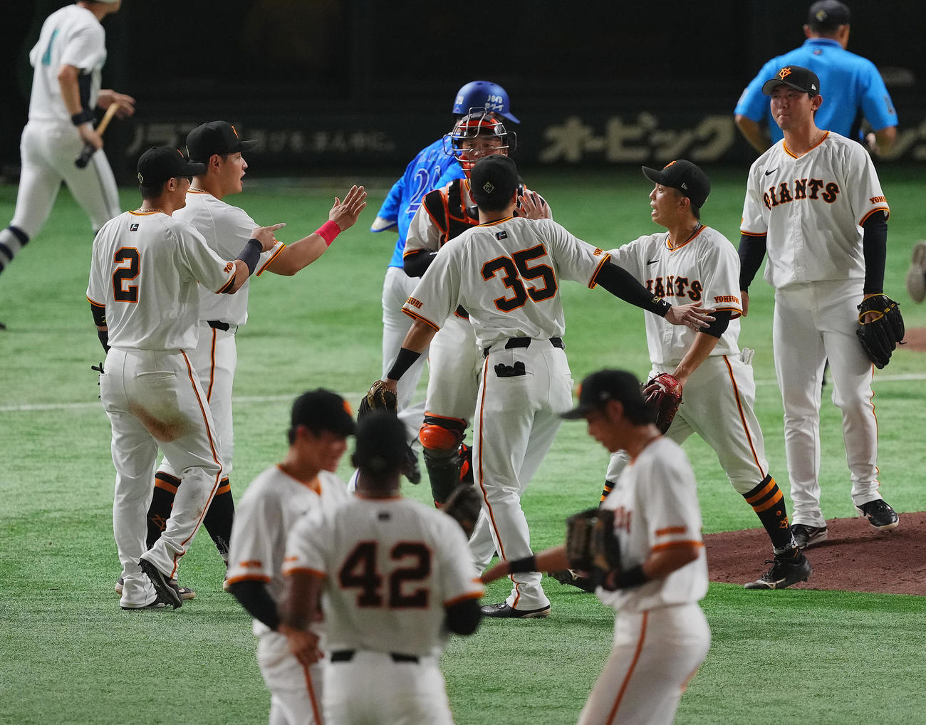 巨人対DeNA DeNAに連勝しタッチを交わす巨人ナイン（撮影・垰建太）