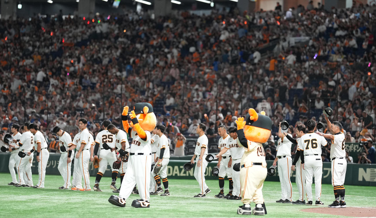 巨人対DeNA DeNAに勝利し声援に応える巨人阿部監督（右）（撮影・鈴木みどり）