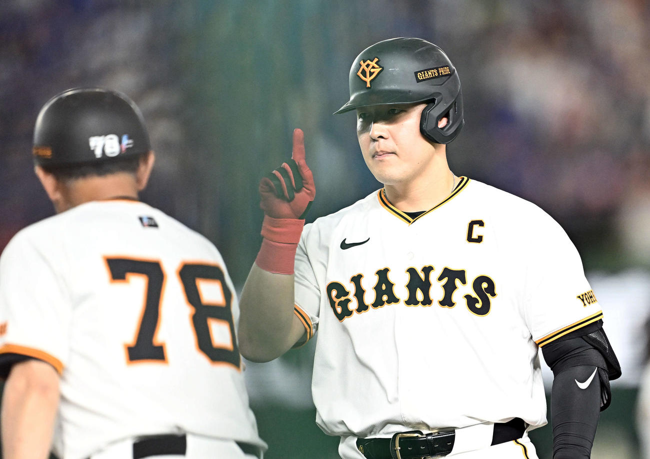 巨人対DeNA 1回裏巨人1死一、二塁、岡本和（右）は先制中前適時打を放ちポーズを決める（撮影・滝沢徹郎）