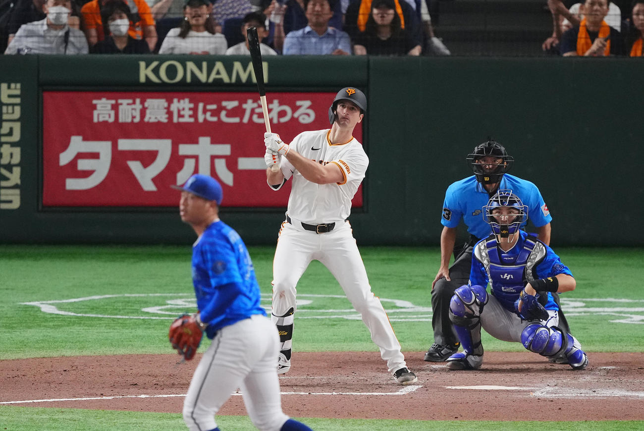 巨人対DeNA 6回裏巨人2死二塁、適時二塁打を放つグリフィン。投手松本凌（撮影・垰建太）