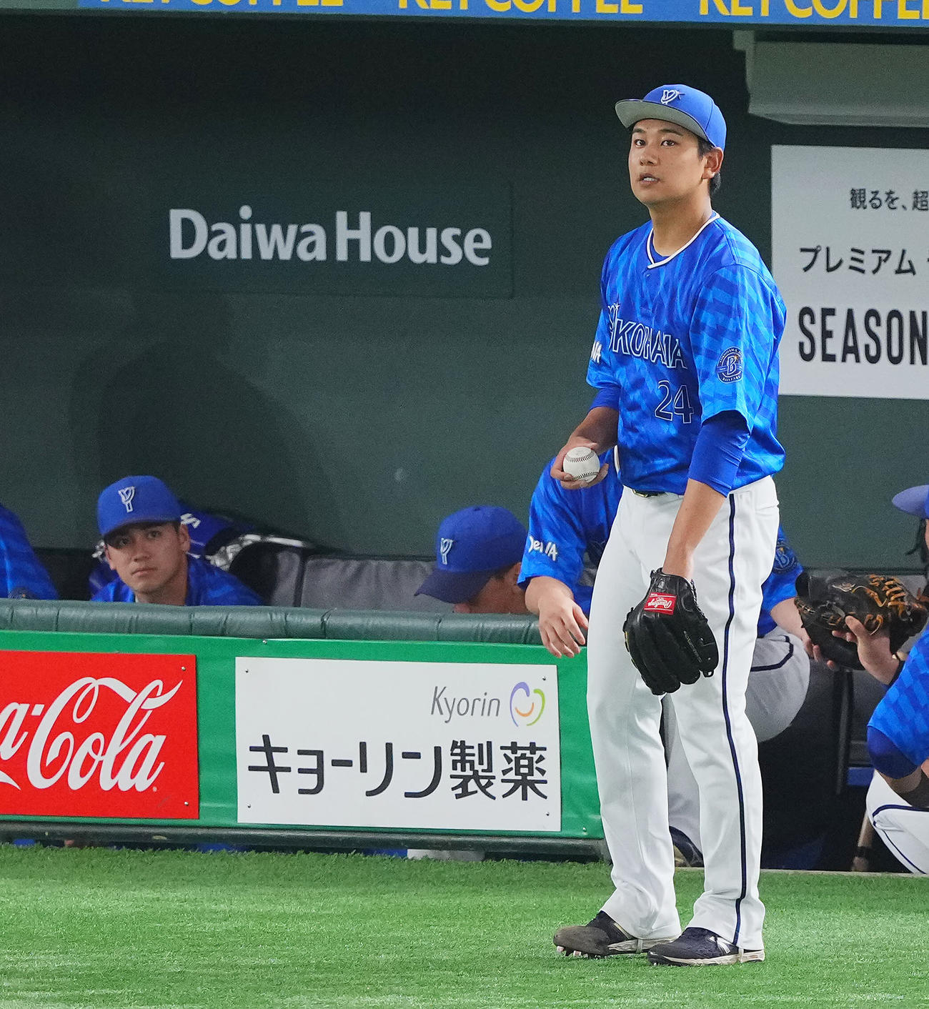 巨人対DeNA　イニング間、ベンチ前で投球練習するDeNA吉野（右）と見つめる森敬（撮影・垰建太）