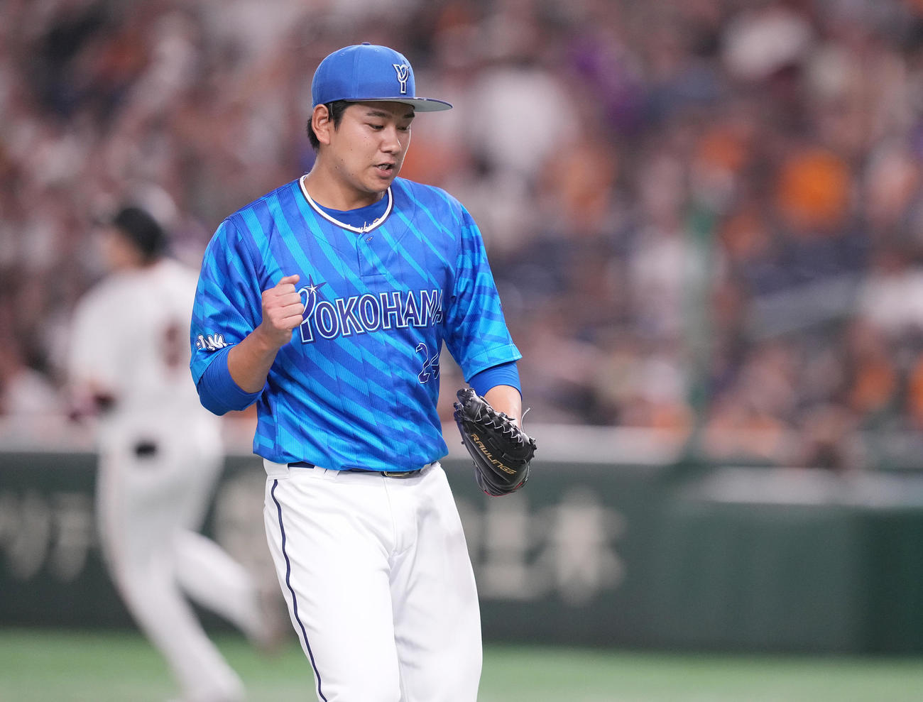 巨人対DeNA 2回裏巨人2死二塁、丸を中飛に仕留め、ガッツポーズする吉野（撮影・鈴木みどり）