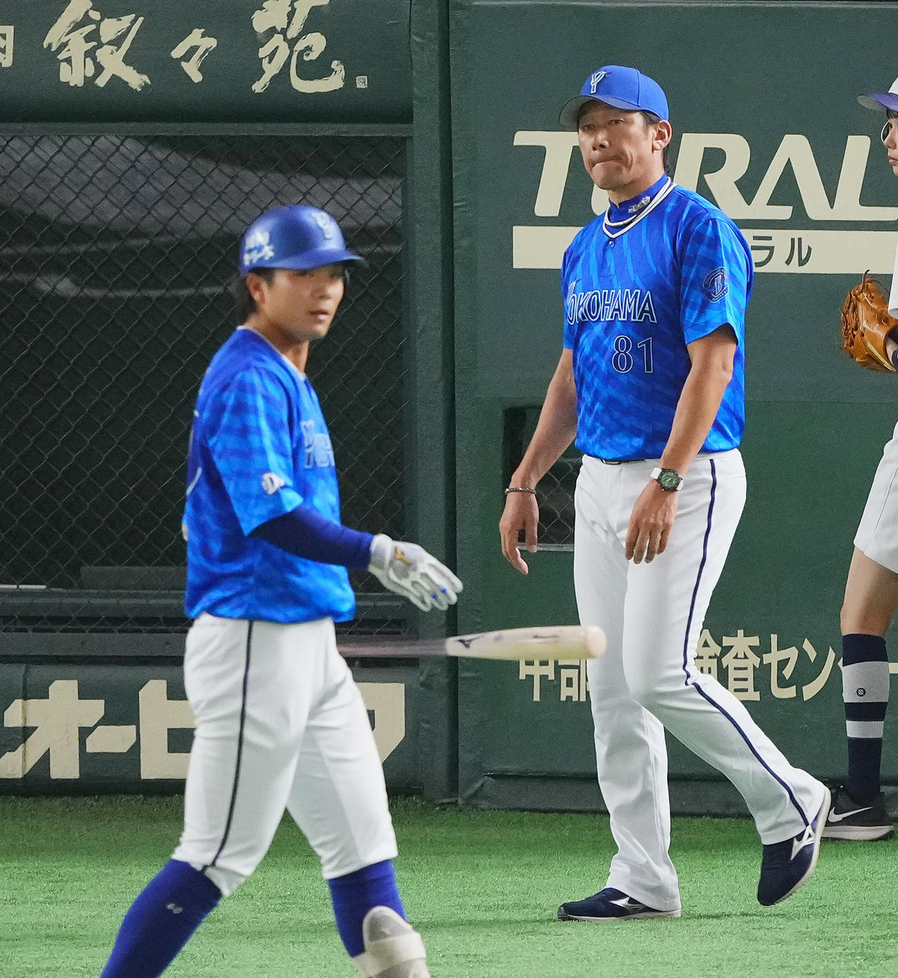 巨人対DeNA 7回表DeNA2死、代打知野（手前）が空振り三振に倒れ渋い表情で交代を告げにベンチを出る三浦監督（撮影・垰建太）