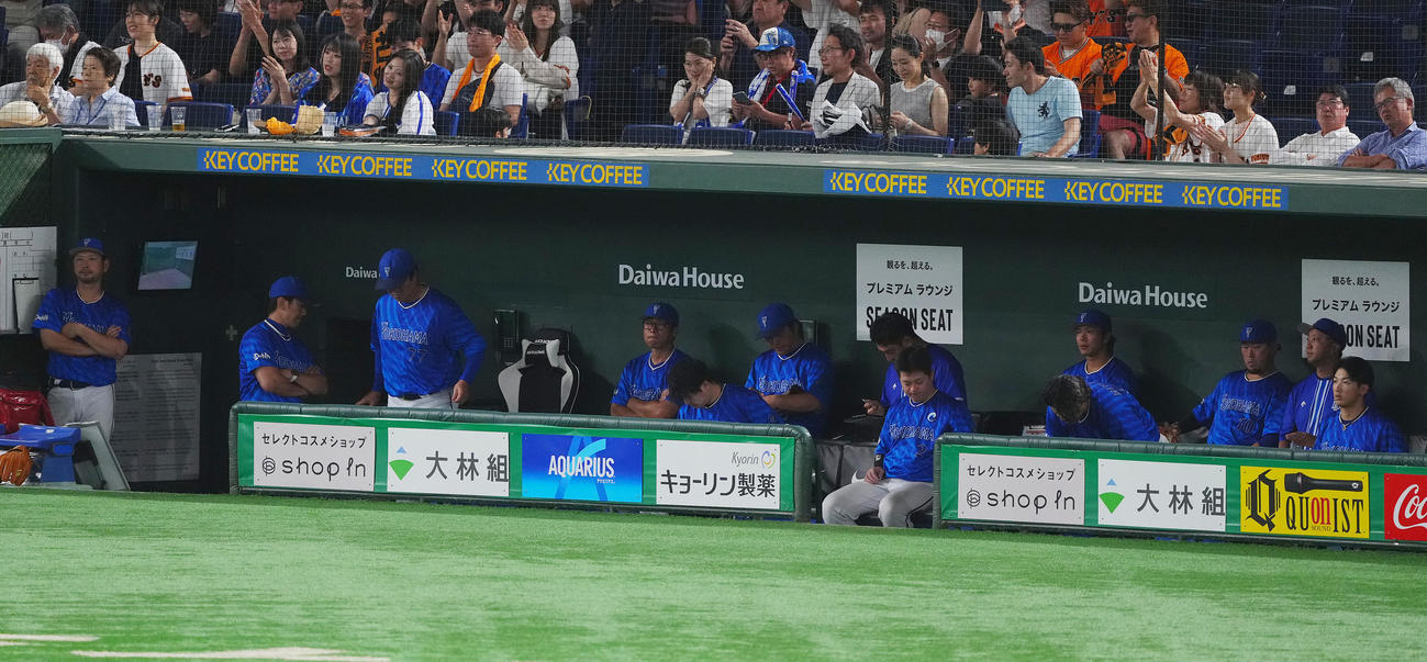 巨人対DeNA　巨人に連敗を喫し肩を落とす三浦監督（左から2人目）らDeNAナイン（撮影・垰建太）