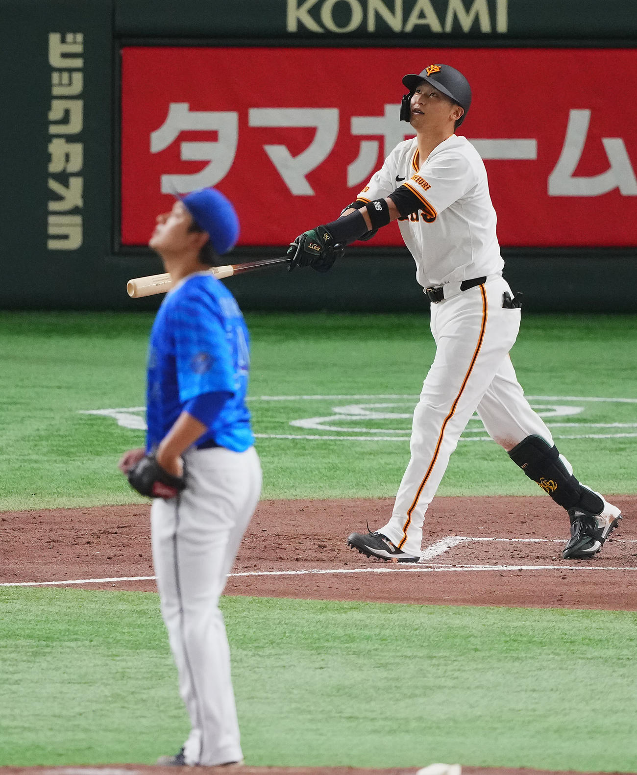 巨人対DeNA 3回裏巨人無死、右越えソロ本塁打を放つ吉川。投手吉野（撮影・垰建太）