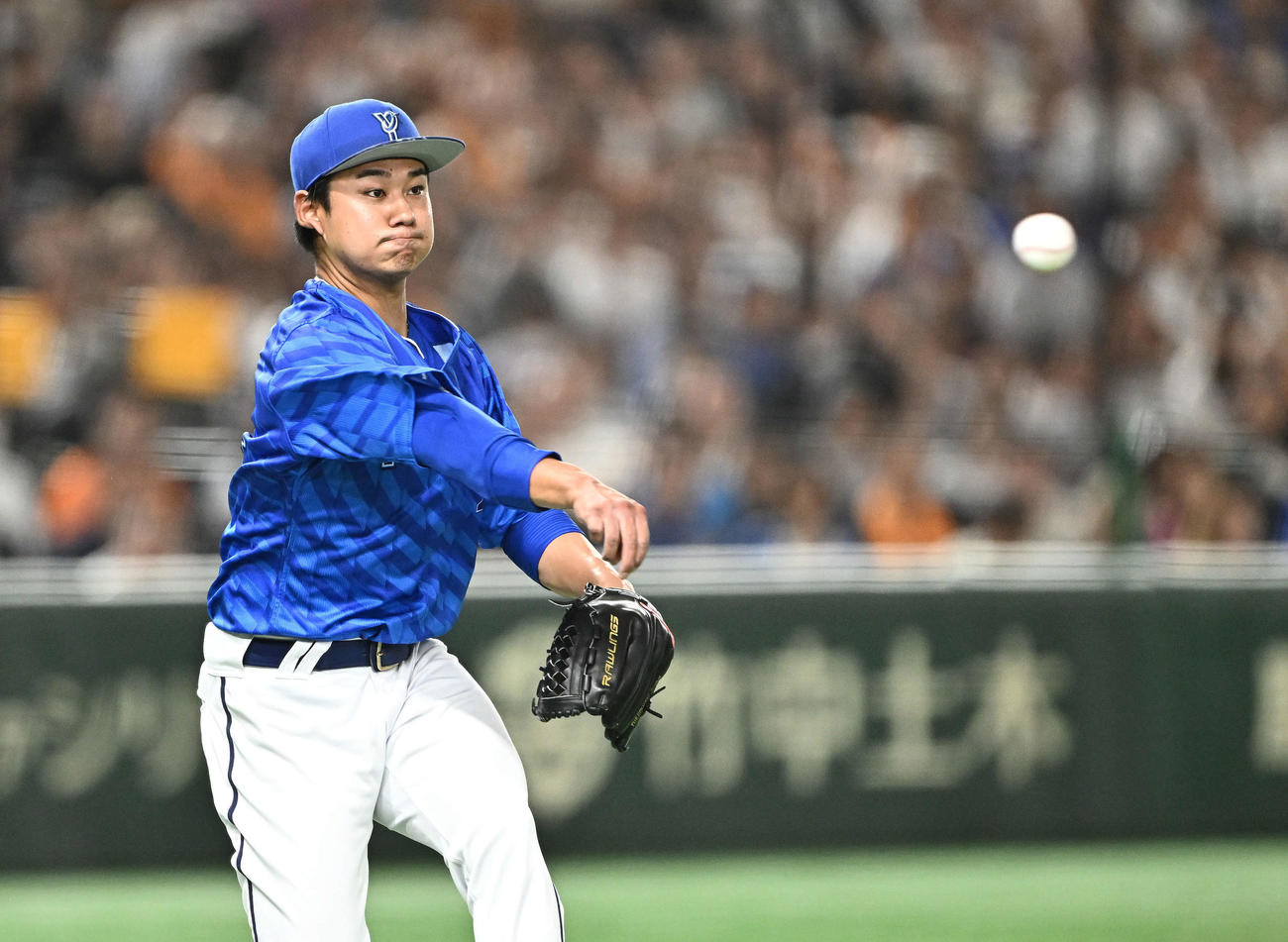巨人対DeNA 4回裏巨人2死、門脇を投ゴロに仕留める吉野（撮影・滝沢徹郎）