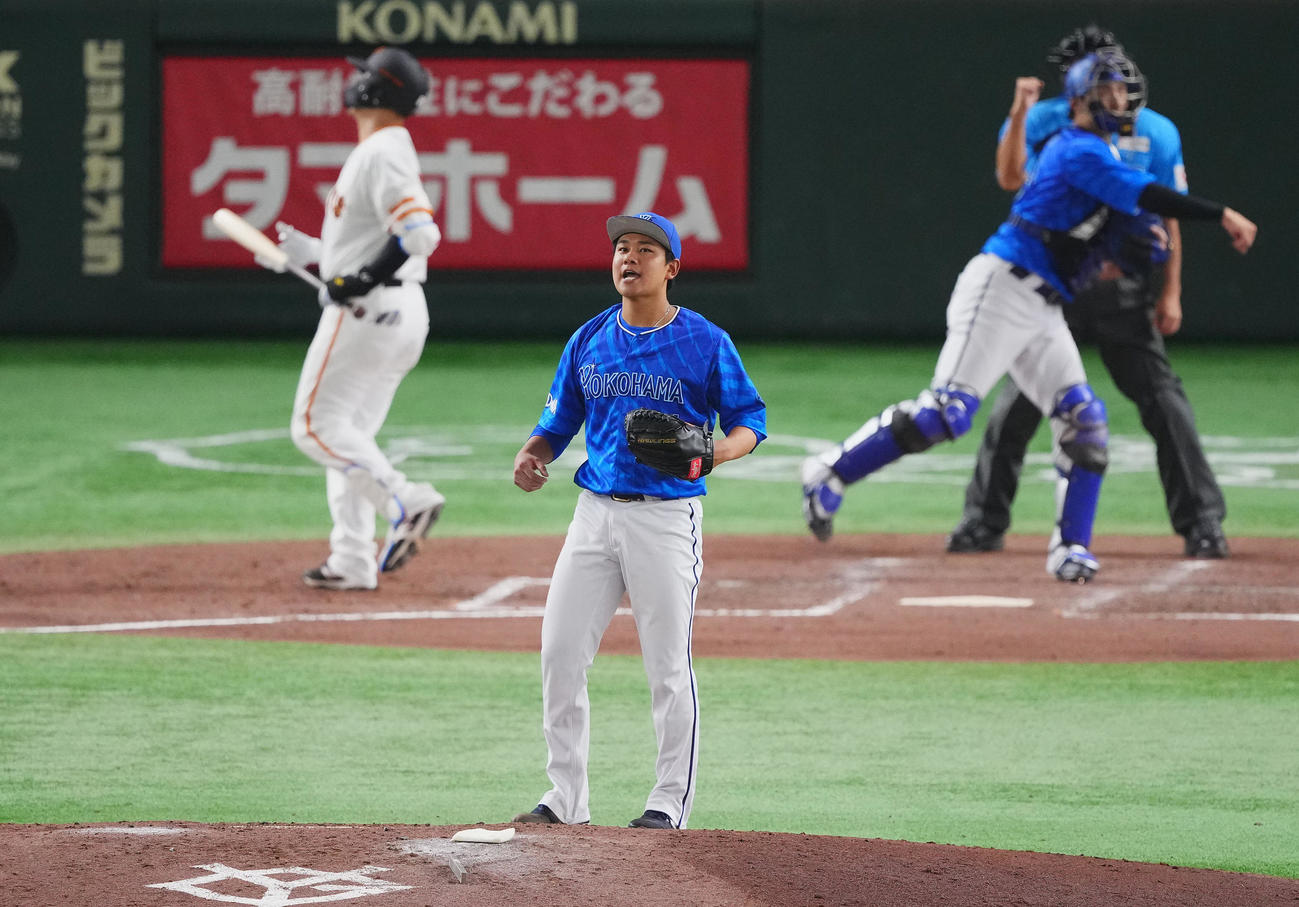 巨人対DeNA 4回裏巨人無死、岸田を空振り三振に仕留め声を上げる吉野（撮影・垰建太）