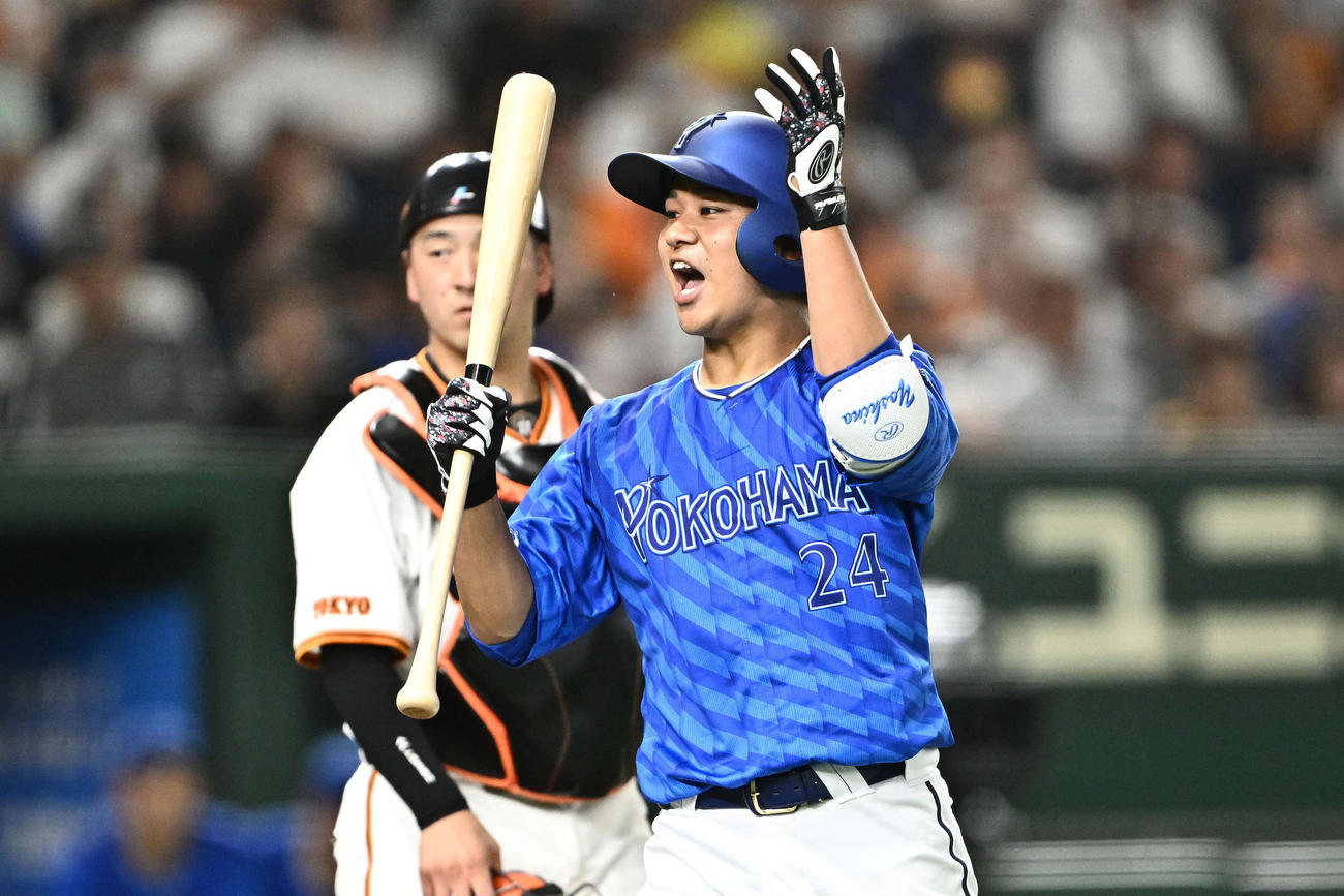 巨人対DeNA 5回表DeNA無死一塁、吉野（手前）は犠打を失敗し悔しがる（撮影・滝沢徹郎）