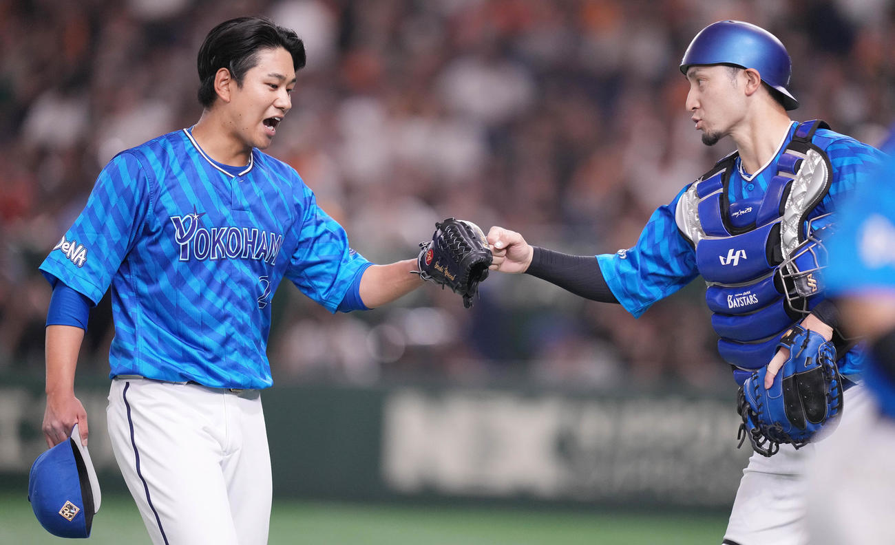 巨人対DeNA 5回裏を終え、伊藤光（右）とタッチを交わすDeNA吉野（撮影・鈴木みどり）