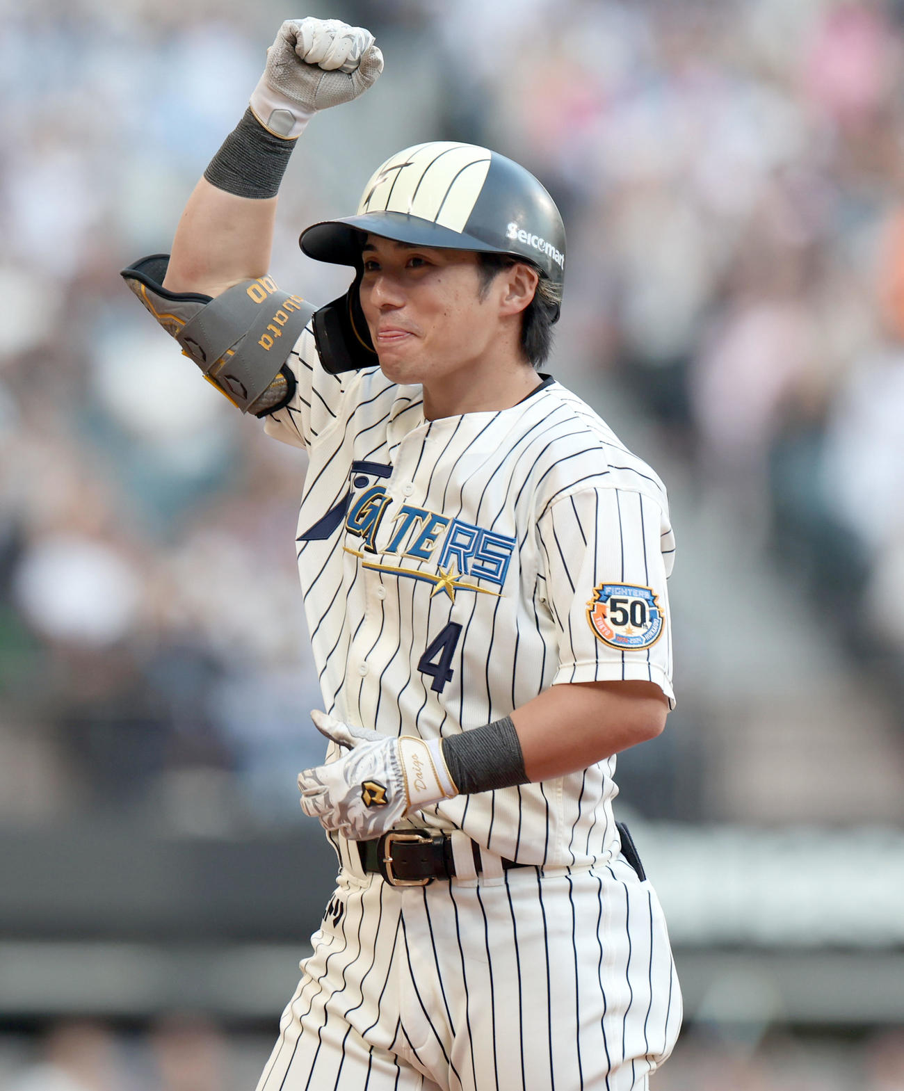 日本ハム対ソフトバンク　8回裏日本ハム2死一、三塁、上川畑は中前適時打を放ちガッツポーズをする（撮影・佐藤翔太）