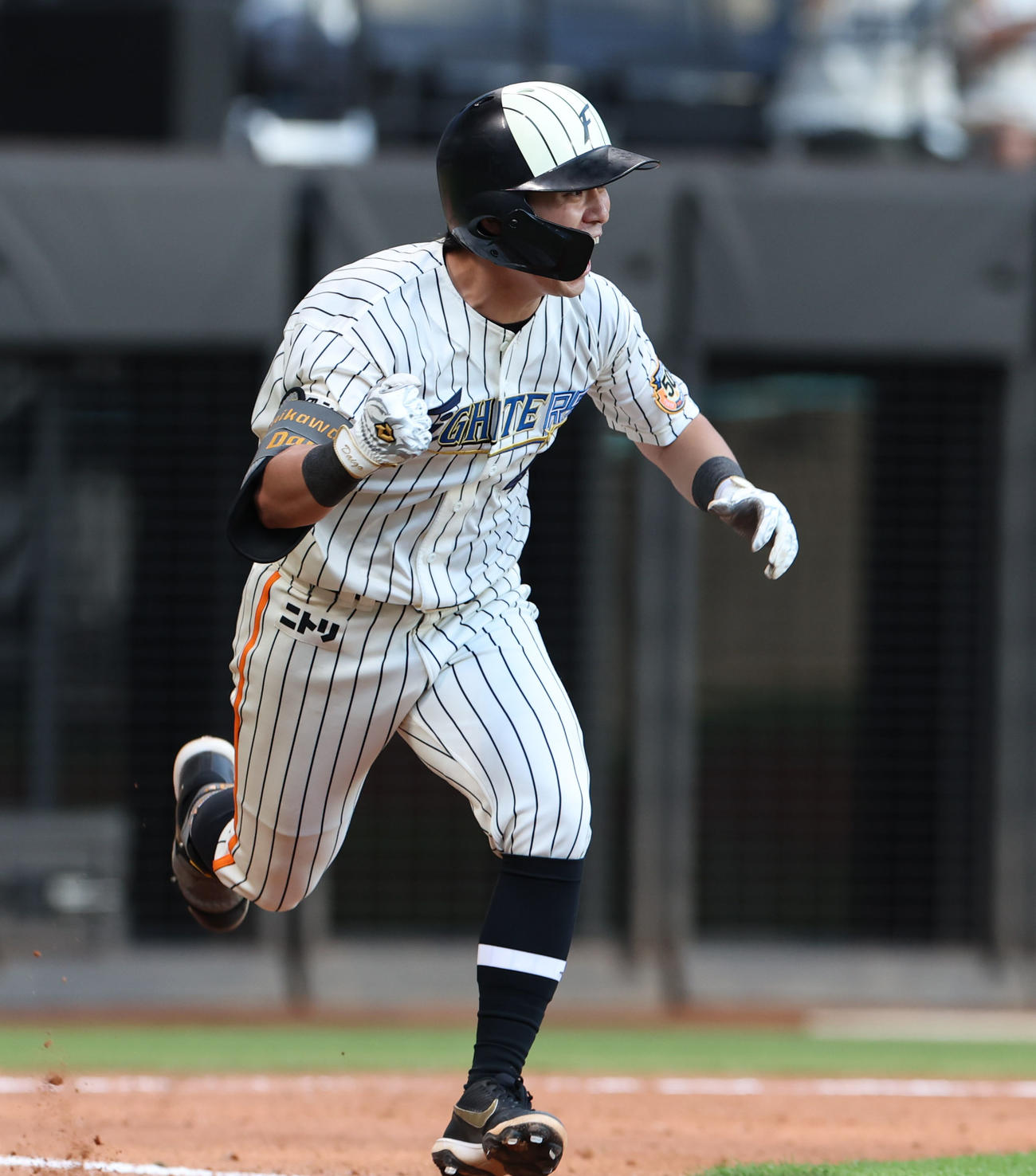 日本ハム対ソフトバンク　8回裏日本ハム2死一、三塁、上川畑は中前適時打を放ちガッツポーズをする（撮影・佐藤翔太）